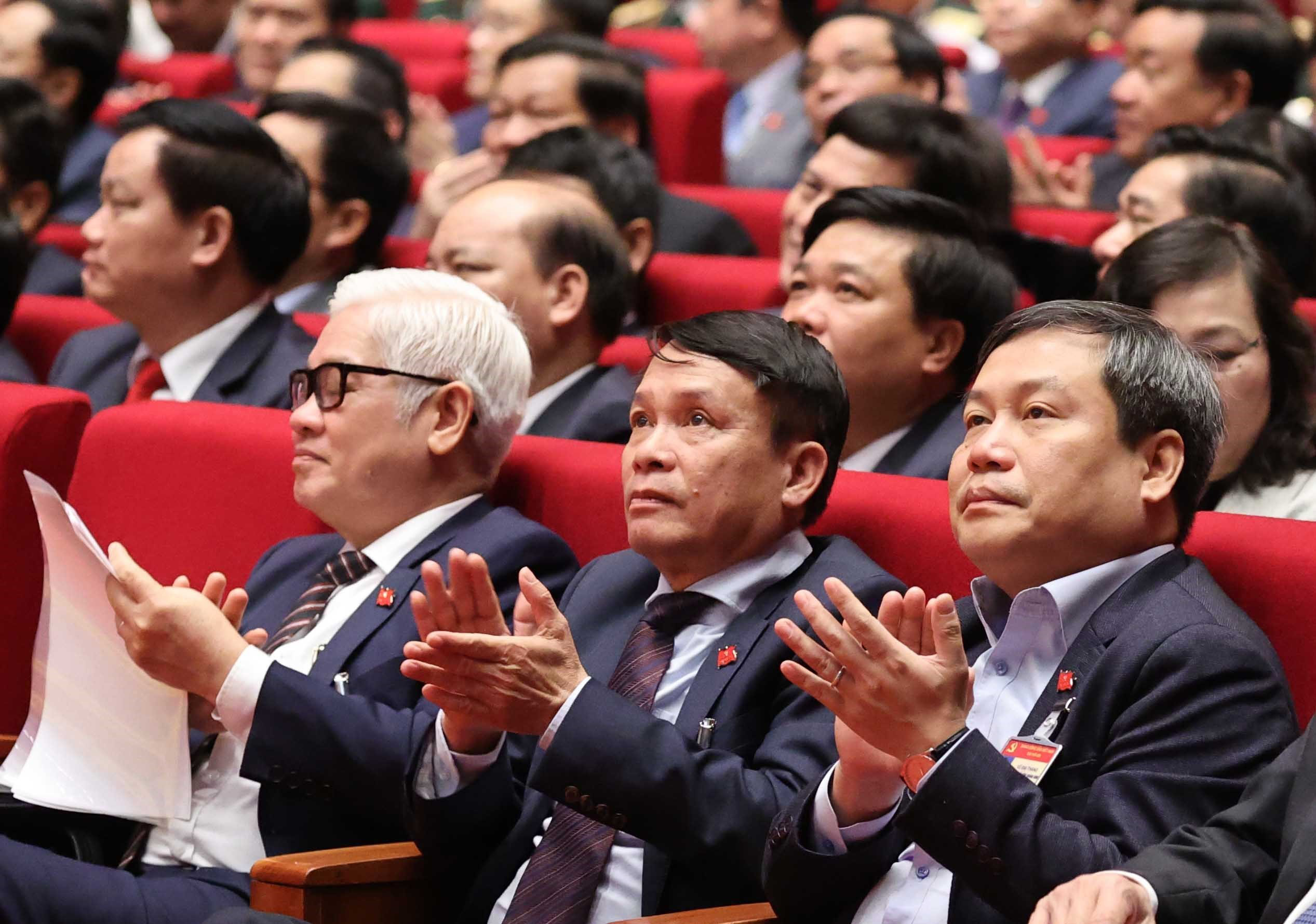 Các đại biểu dự phiên thảo luận các văn kiện đại hội tại hội trường, sáng 28/1. 