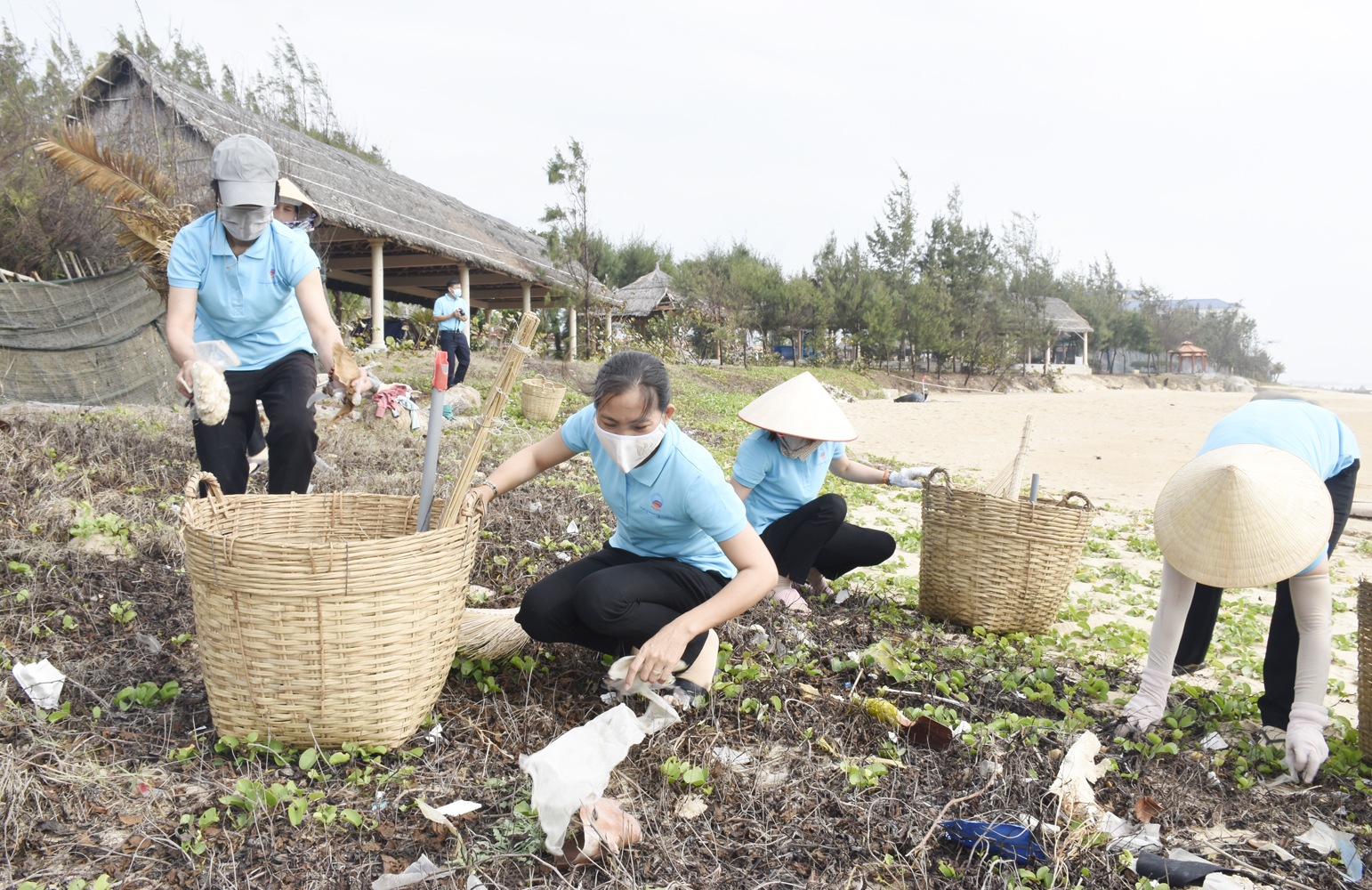 Nhân viên Khu du lịch - Khách sạn Thùy Dương  thu gom rác thải trên bãi biển Phước Hải. 
