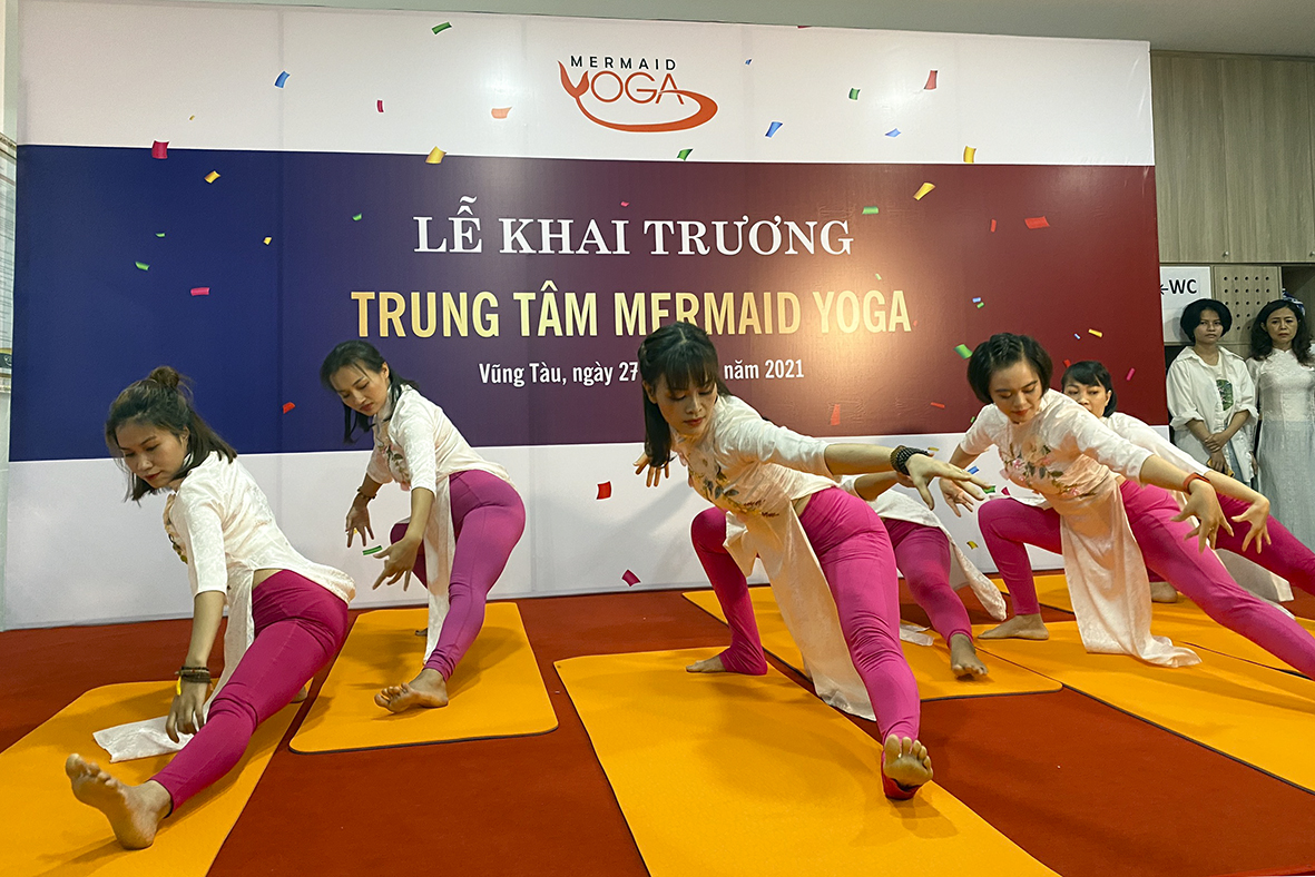 Một tiết mục biểu diễn yoga của các HLV Trung tâm Mermaid Yoga trong lễ khai trương.