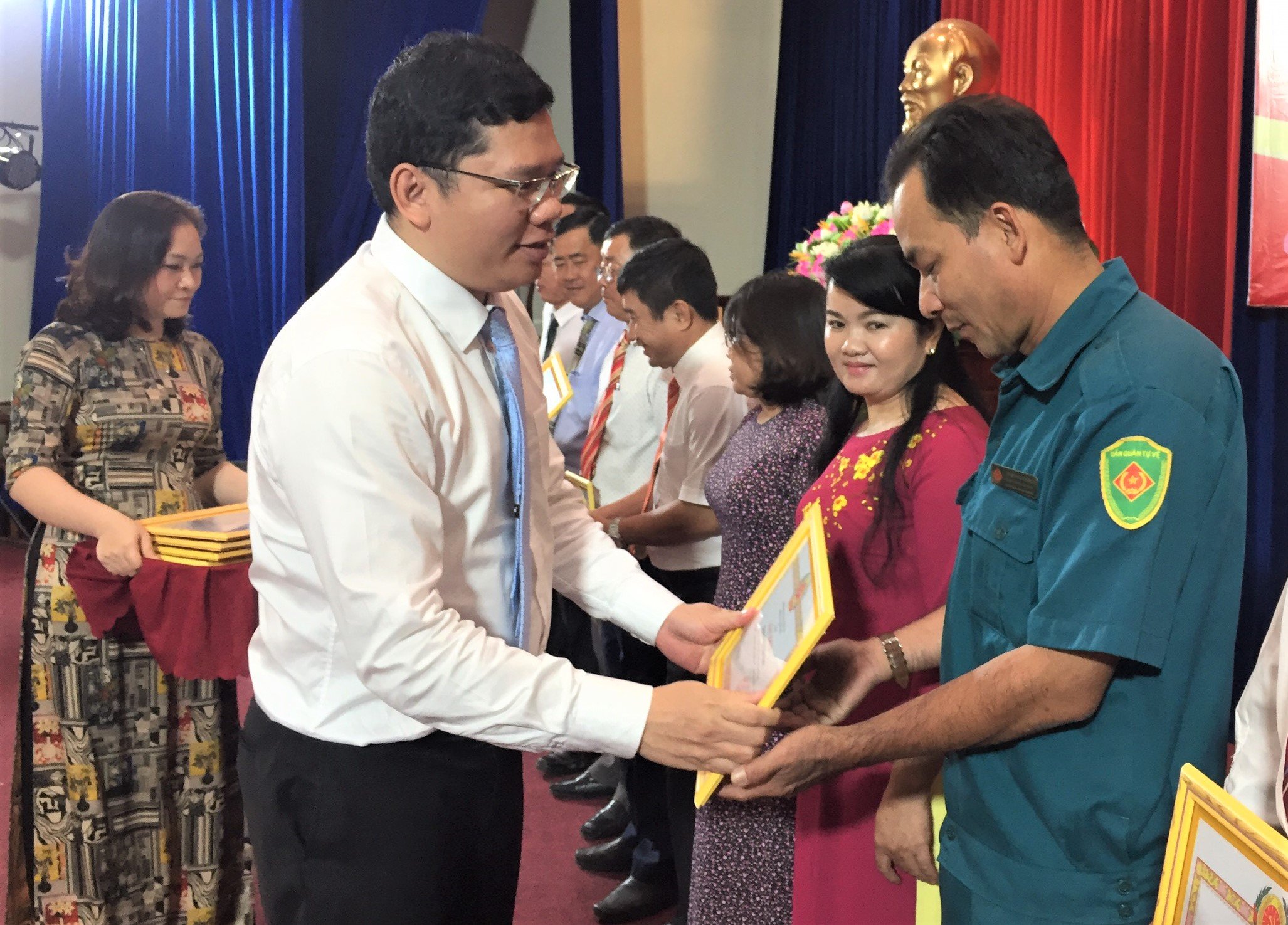 Ông Hoàng Nguyên Dinh, Chủ tịch UBND huyện Châu Đức Giấy khen cho các đảng viên “Hoàn thành xuất sắc nhiệm vụ” 5 năm liền