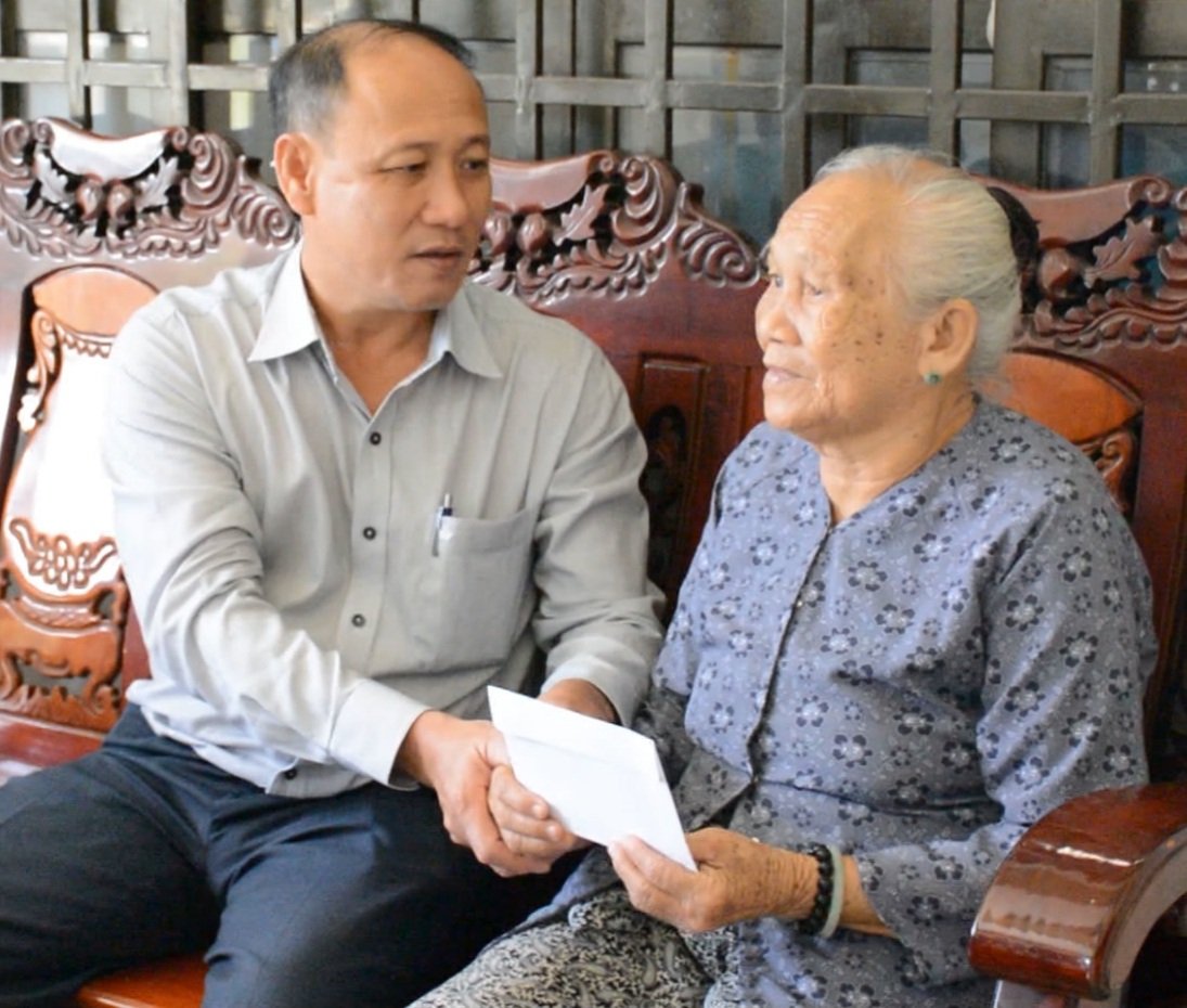 Ông Trần Vinh Quang, Chủ tịch UBND TP. Bà Rịa thăm, chúc Tết bà  Lê Thị Liễu (vợ Liệt sĩ, ngụ tại ấp Tây, xã Long Phước).