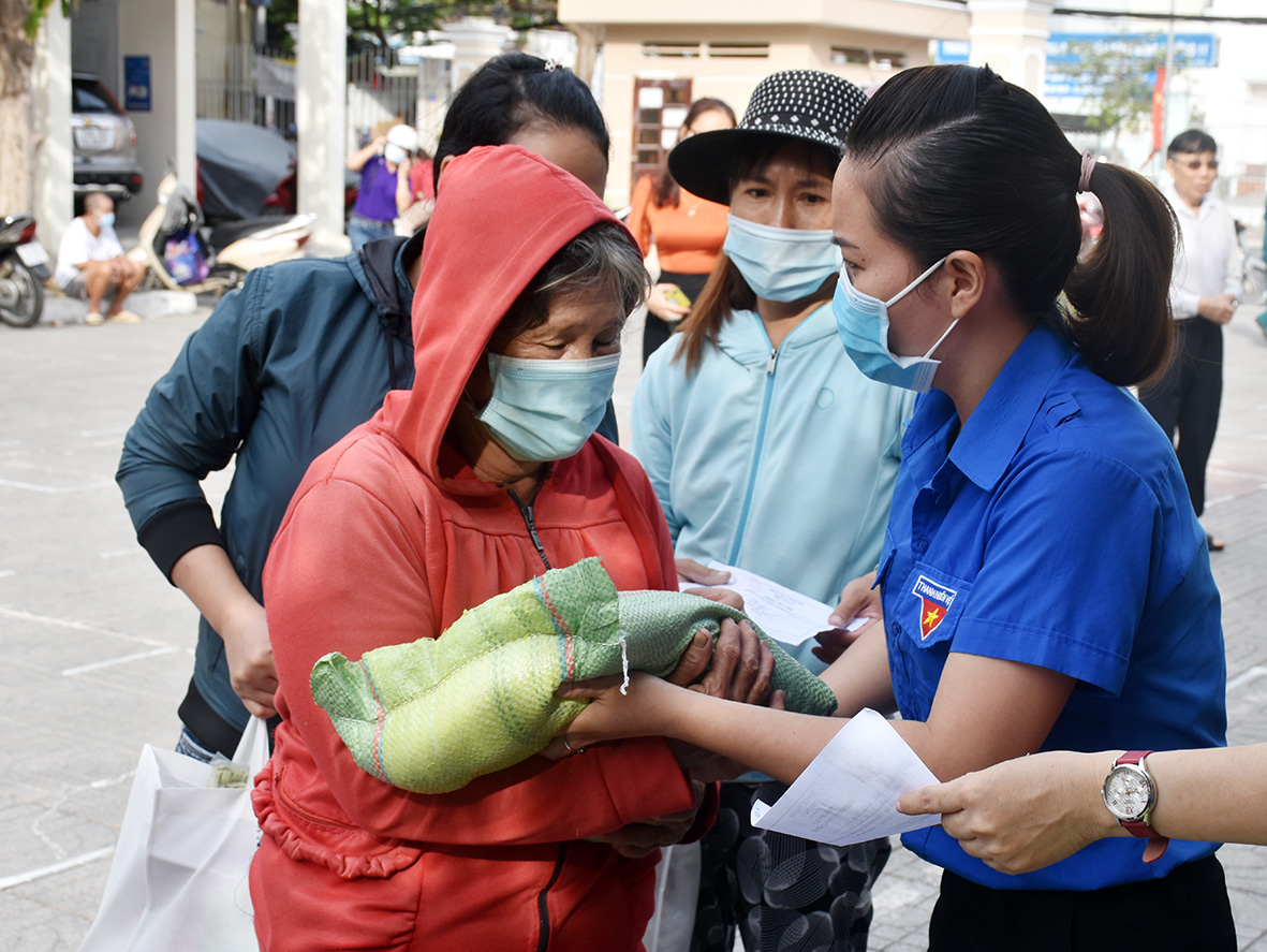 ĐVTN phường 11 phát gạo cho người dân có hoàn cảnh khó khăn. 