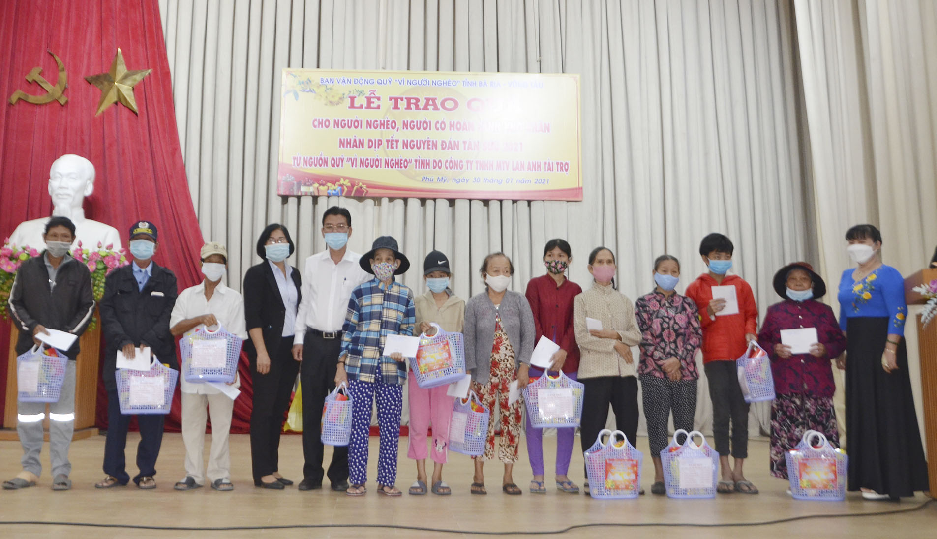 Đại diện UBMTTQ Việt Nam tỉnh, Công ty TNHH MTV Lan Anh tặng quà cho người nghèo trên địa bàn TX. Phú Mỹ.