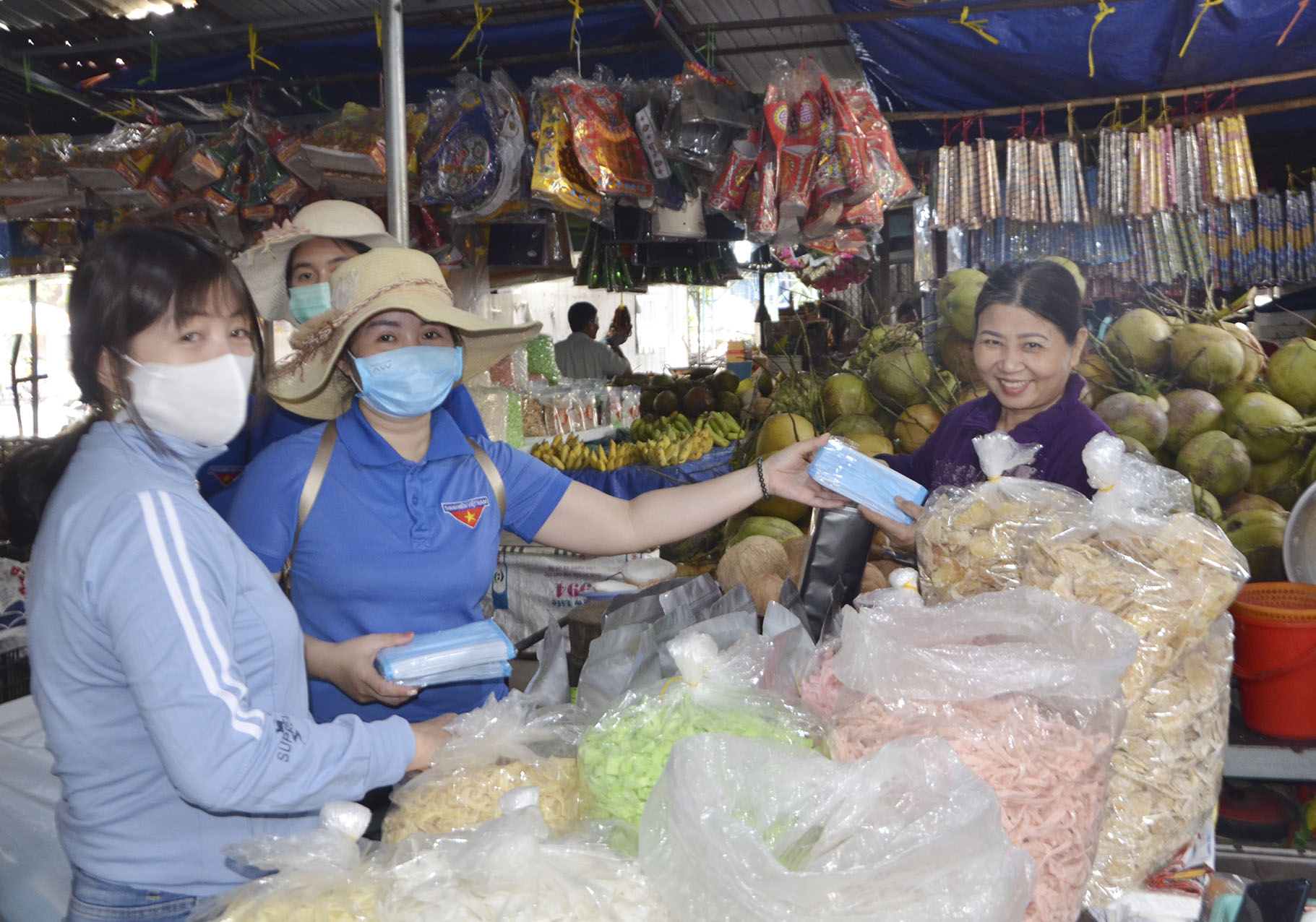 ĐTVN Thị Đoàn Phú Mỹ phát khẩu trang cho tiểu thương Chợ Tân Thành.