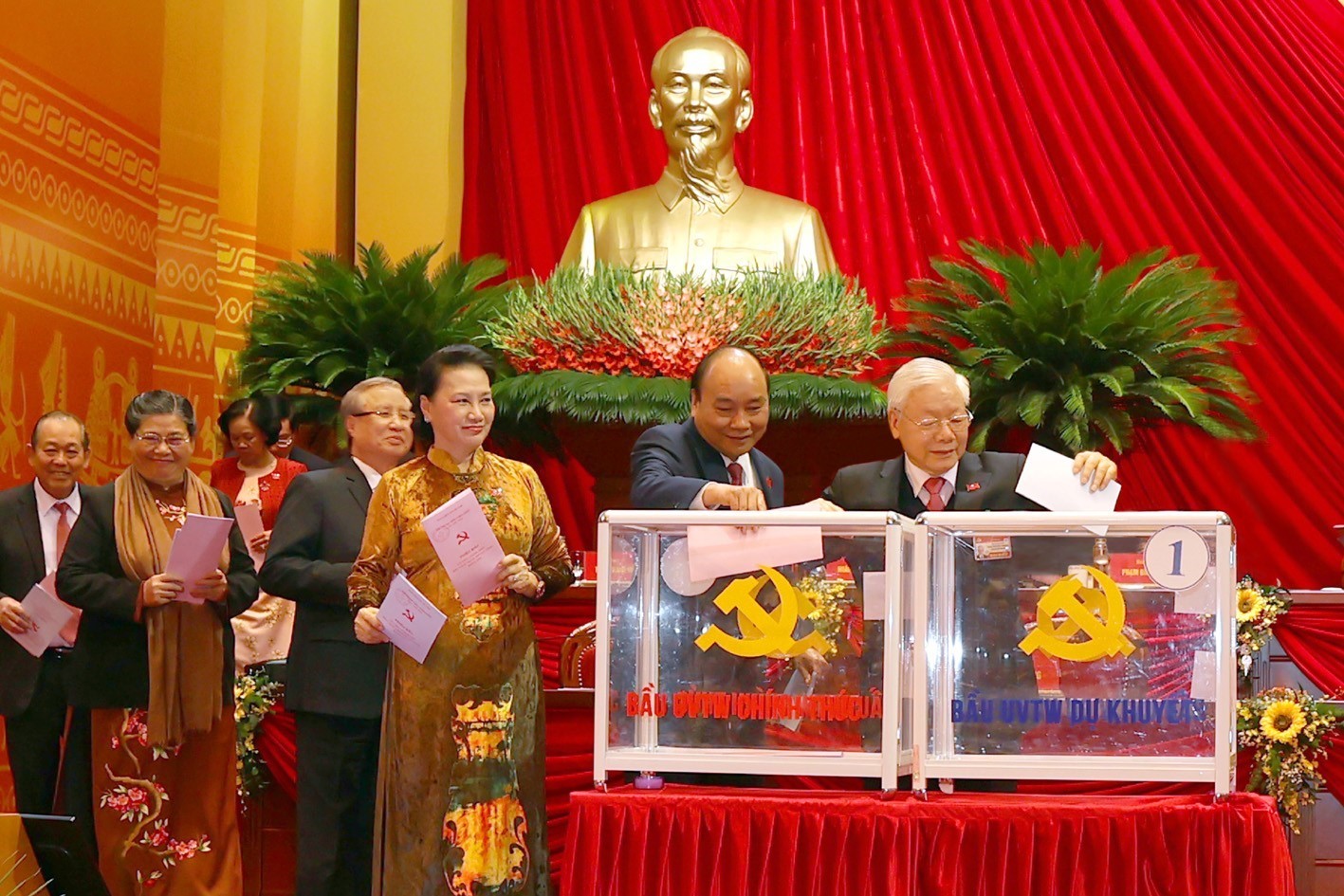 Tổng Bí thư, Chủ tịch nước Nguyễn Phú Trọng; Thủ tướng Chính phủ Nguyễn Xuân Phúc; Chủ tịch Quốc hội Nguyễn Thị Kim Ngân và Thường trực Ban Bí thư Trần Quốc Vượng bỏ phiếu bầu Ban Chấp hành Trung ương khóa XIII. 