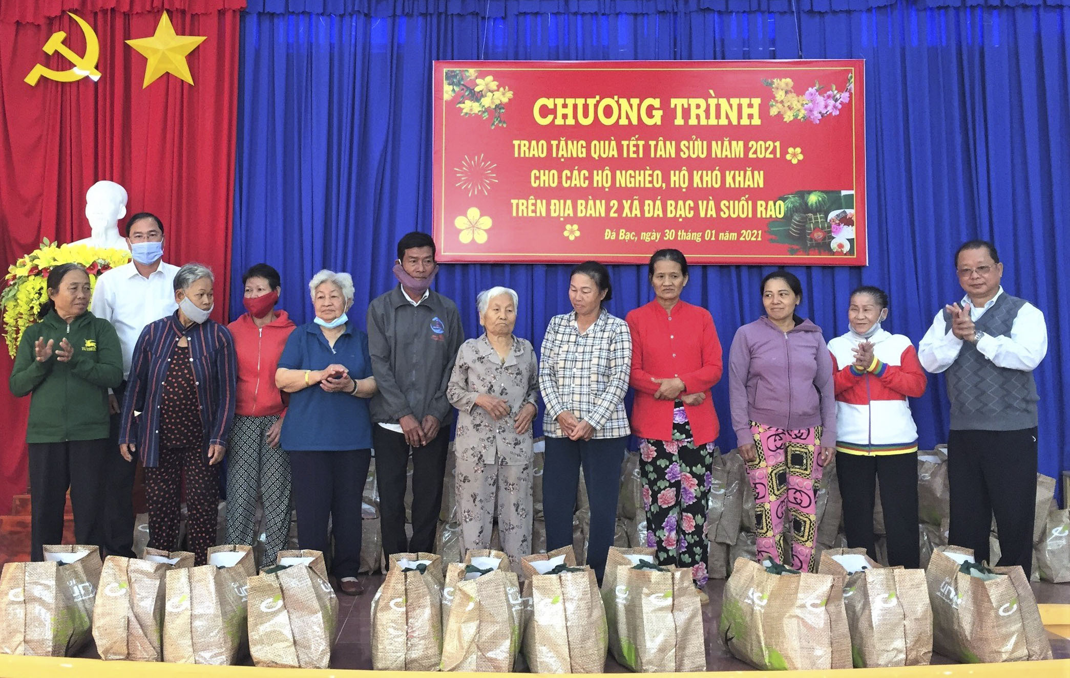 Ông Nguyễn Trọng Minh (bìa phải), nguyên Chủ tịch UBND tỉnh cùng lãnh đạo huyện Châu Đức trao quà cho người nghèo xã Đá Bạc.