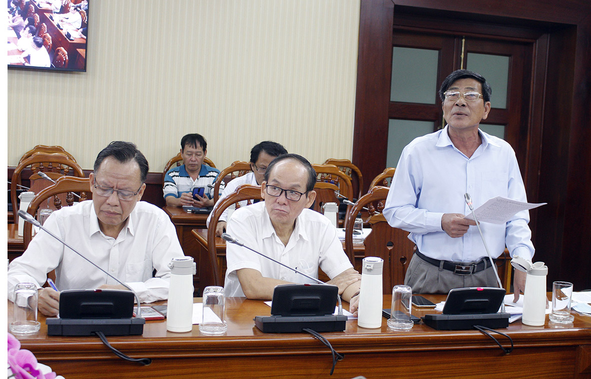 Bác sĩ Nguyễn Văn Thái, Phó Giám đốc Sở Y tế, thay mặt BCĐ phòng, chống dịch bệnh COVID-19 tỉnh báo cáo về công tác phòng, chống dịch trên địa bàn tỉnh đến sáng ngày 31/1.