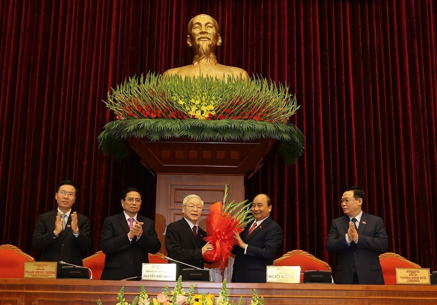 Thay mặt Bộ Chính trị, đồng chí Nguyễn Xuân Phúc, Thủ tướng Chính phủ tặng hoa chúc mừng đồng chí Nguyễn Phú Trọng được tín nhiệm bầu làm Tổng Bí thư Ban Chấp hành Trung ương Đảng Cộng sản Việt Nam khóa XIII. Ảnh: LẠI MINH