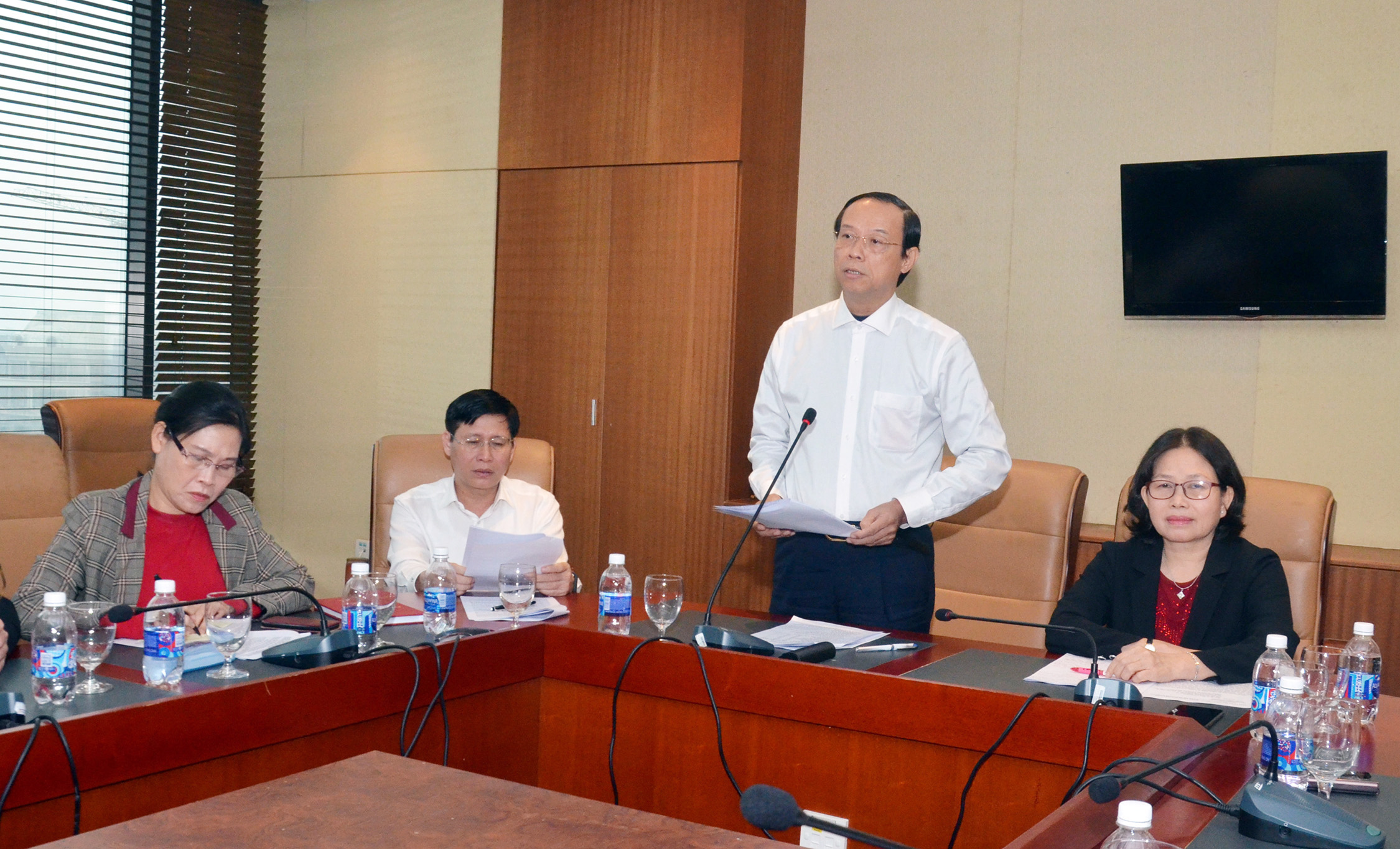 Đồng chí Nguyễn Văn Thọ, Chủ tịch UBND tỉnh phát biểu kết luận cuộc họp tại đầu cầu Hà Nội. Ảnh: NGUYỄN ĐỨC