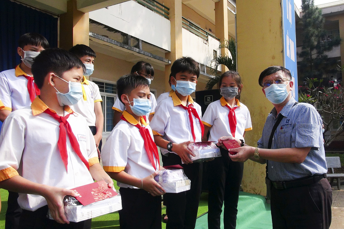 Ông Daniel Cheng, Tổng Giám đốc Công ty TNHH Mei Sheng trao quà cho học sinh nghèo vượt khó của Trường THCS Châu Đức.