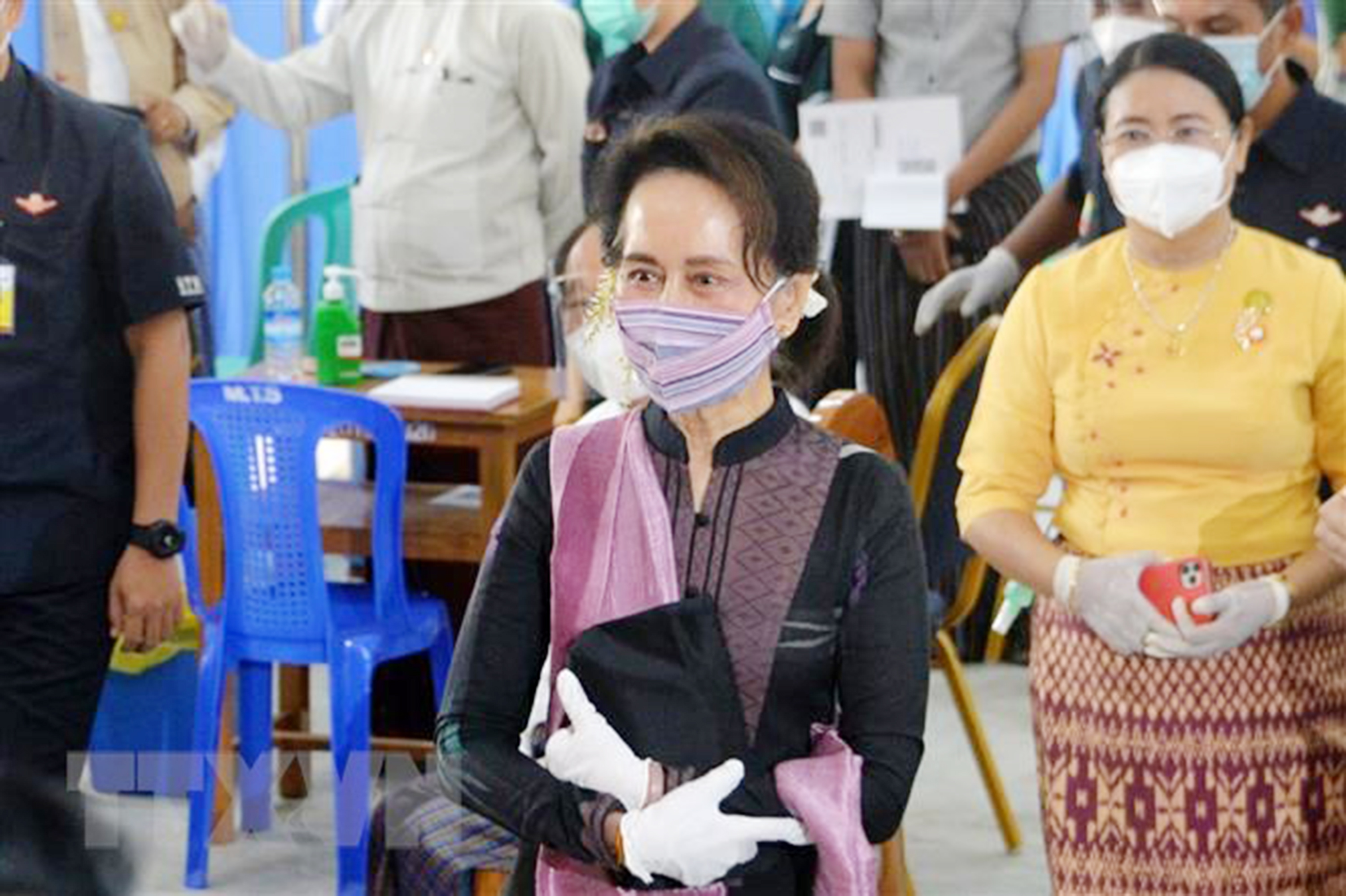 Nhà lãnh đạo Myanmar Aung San Suu Kyi tới thị sát công tác tiêm vắcxin phòng dịch COVID-19 tại một bệnh viện ở Naypyidaw ngày 27/1/2021.