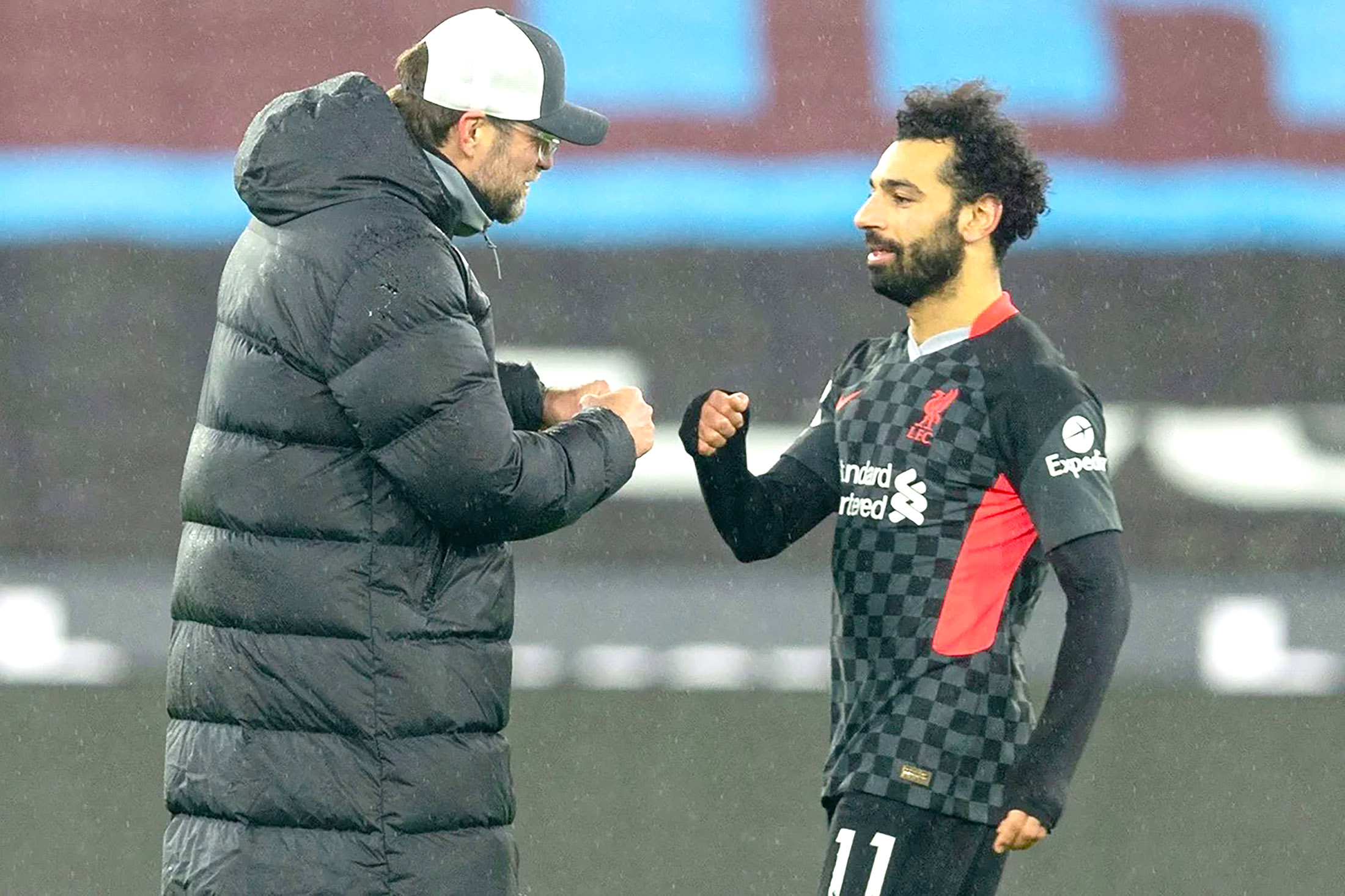 HLV Klopp rất hài lòng khi Salah (phải) tỏa sáng trong trận đấu với West Ham.