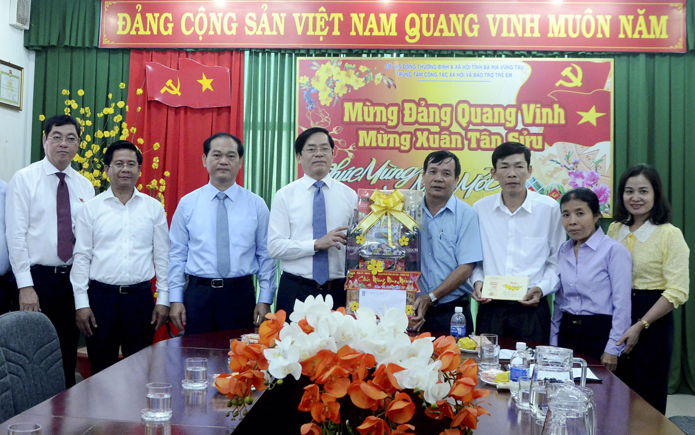 Ông Phạm Viết Thanh, Ủy viên Trung ương Đảng, Bí thư Tỉnh ủy tặng hoa chúc Tết Trung tâm Công tác xã hội và Bảo trợ trẻ em (cơ sở 1, TP. Vũng Tàu).