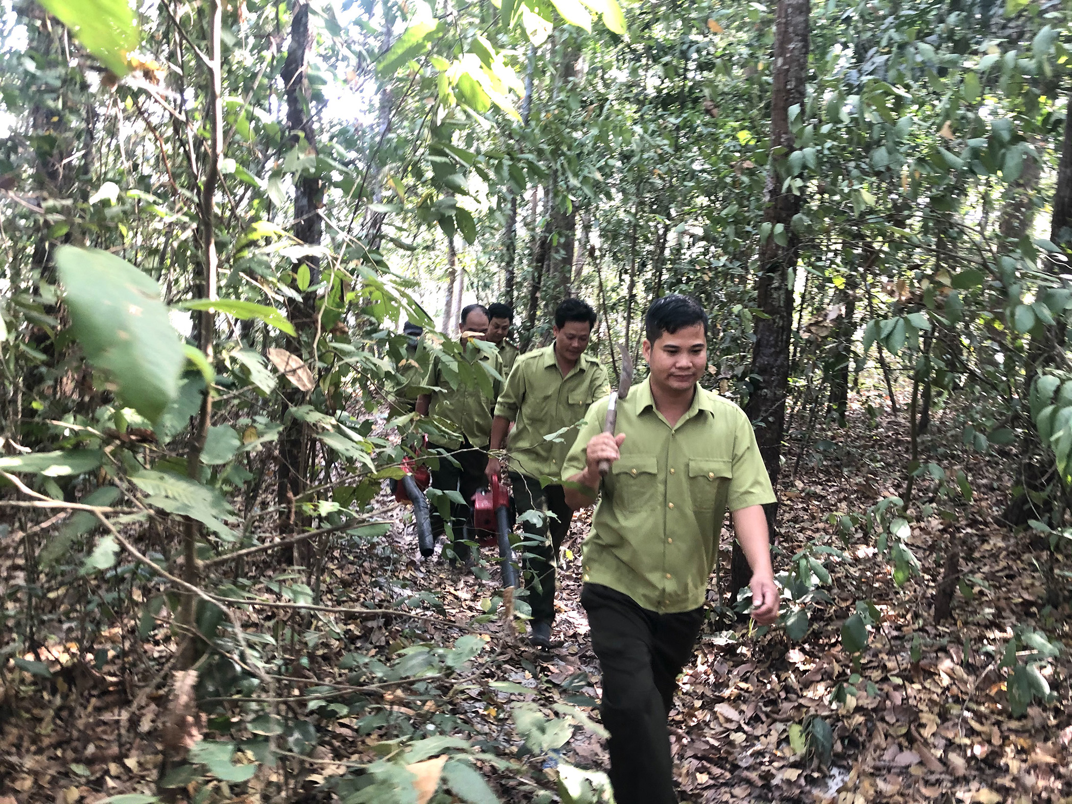 Lực lượng kiểm lâm thuộc Hạt kiểm lâm Bình Châu, Xuyên Mộc tuần tra rà soát khu vực cửa rừng thuộc xã Bình Châu.
