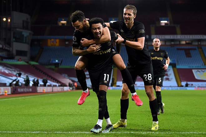Jesse Lingard ăn mừng cùng các đồng đội sau khi ghi bàn thứ 2 trước Aston Villa.