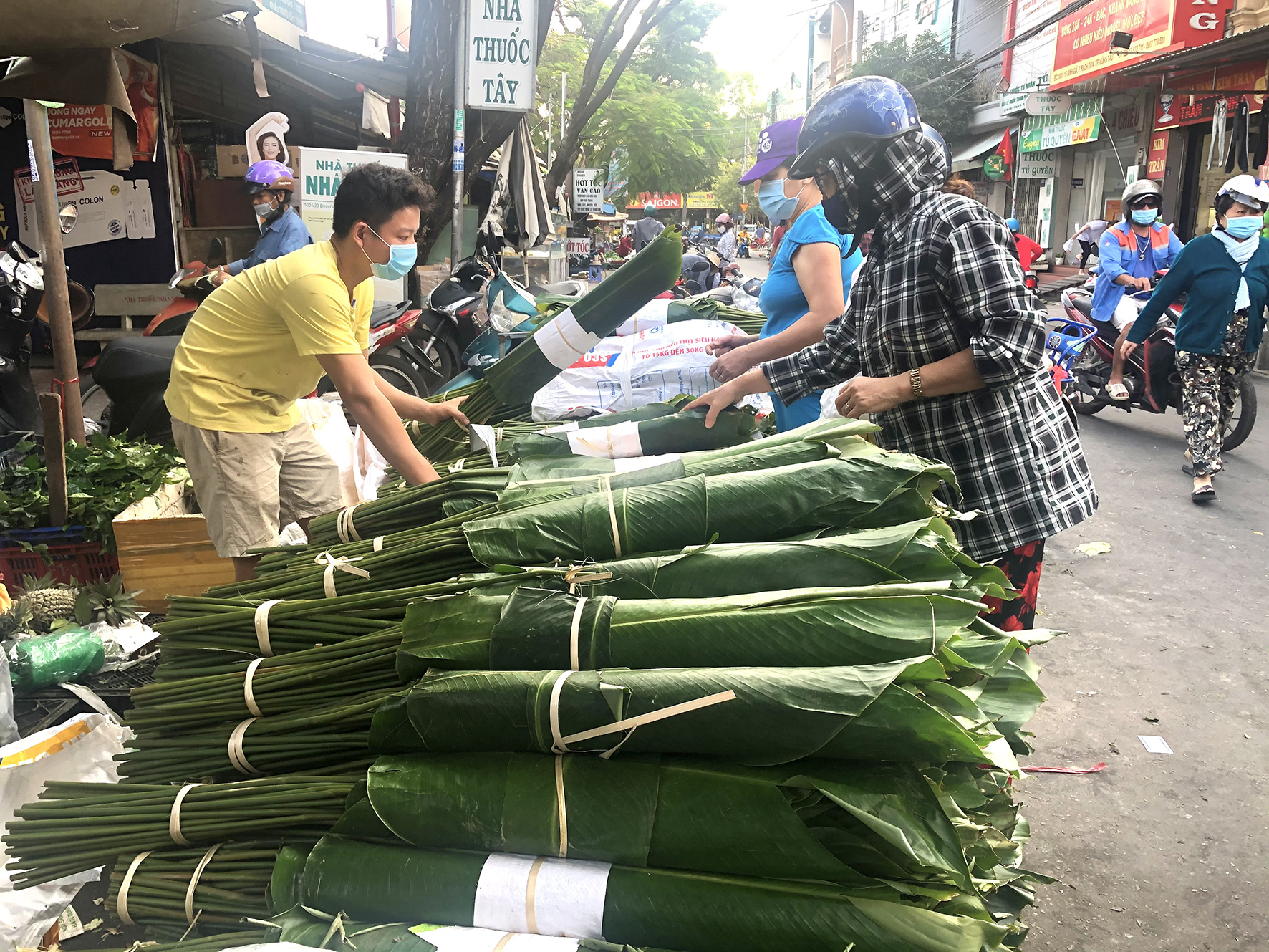 Lá dong bày bán tại chợ Rạch Dừa, TP. Vũng Tàu.