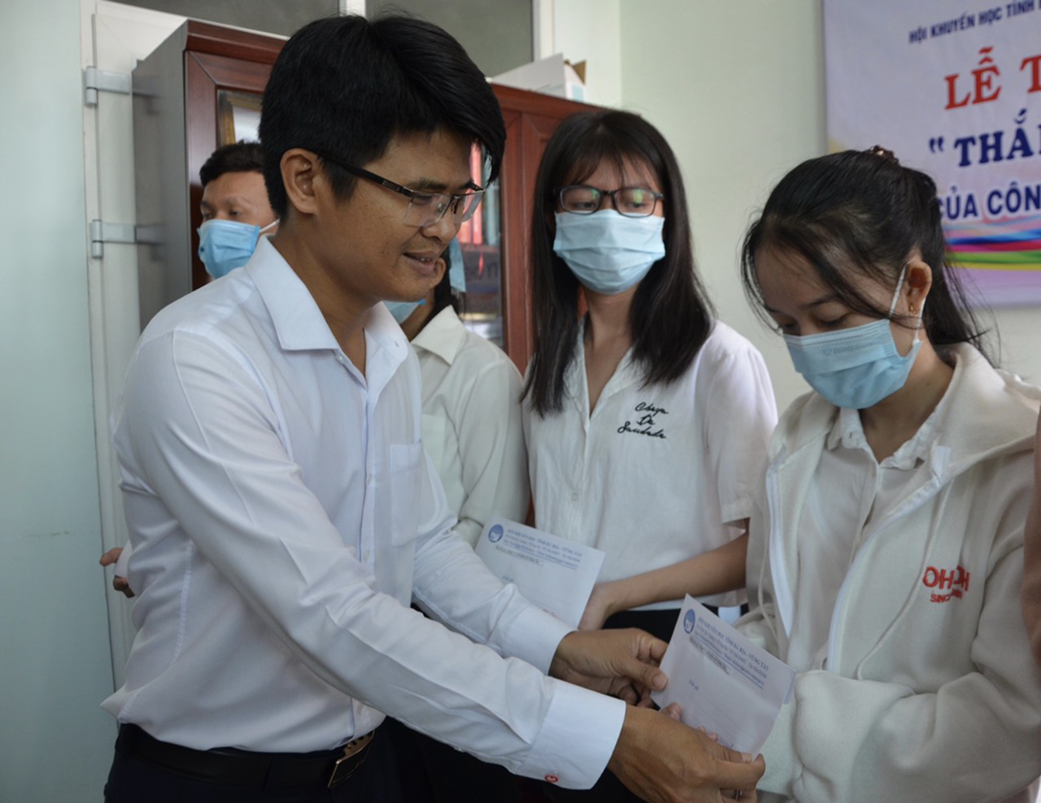 Ông Phan Tấn Hậu, Phó Giám đốc PV Gas Vũng Tàu trao học bổng “Thắp sáng tương lai” cho HS-SV.