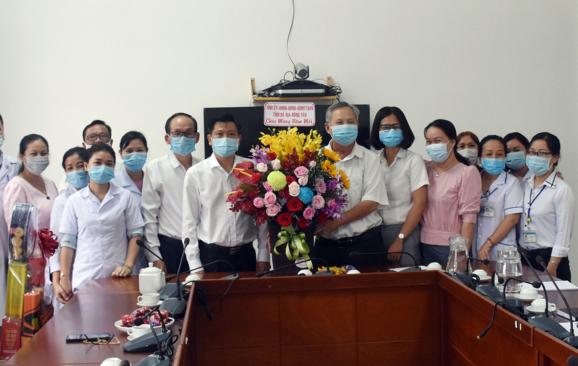 Ông Trần Văn Tuấn, Ủy viên Ban Thường vụ Tỉnh ủy, Phó Chủ tịch UBND tỉnh thăm, tặng quà Tết và nắm bắt tình hình công tác phòng, chống dịch COVID-19 tại Trung tâm Y tế huyện Long Điền