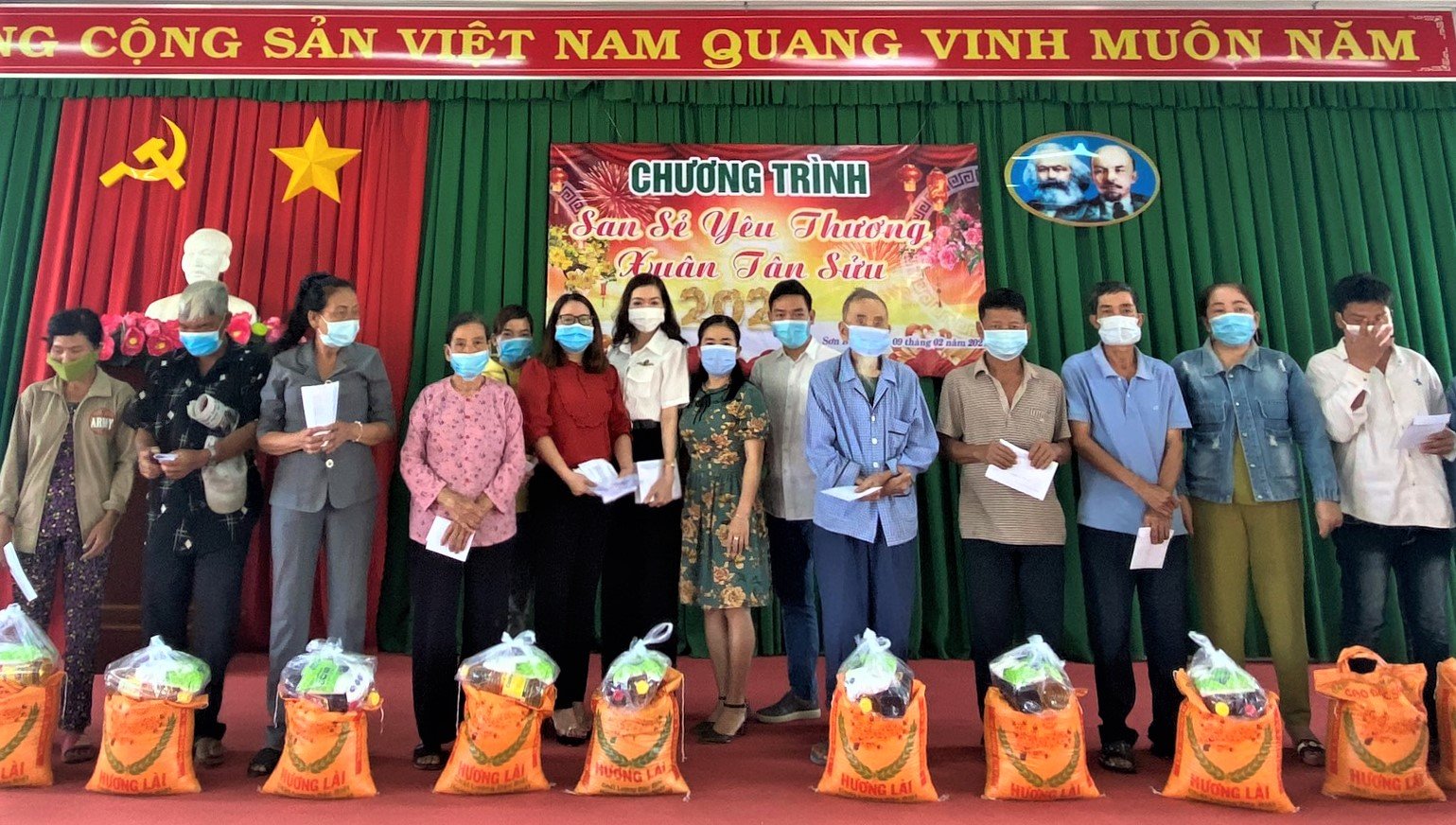 Đại diện Hội LHPN xã Sợn Bình (huyện Châu Đức) cùng các mạnh thường quân trao quà tết cho người nghèo ở xã Sơn Bình.