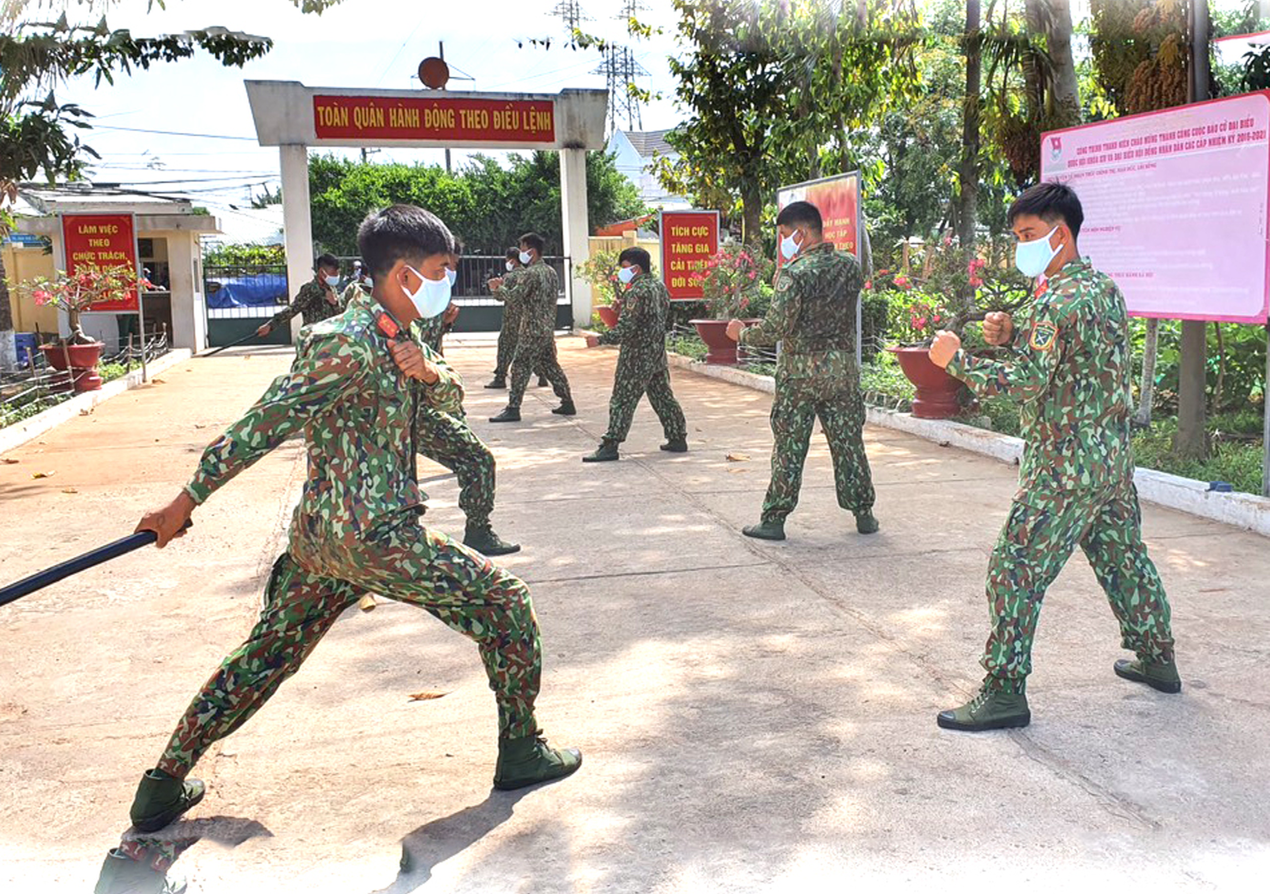 Chiến sĩ Đại đội Trinh sát - Bộ CHQS tỉnh chấp hành nghiêm túc việc đeo khẩu trang trong giờ huấn luyện.