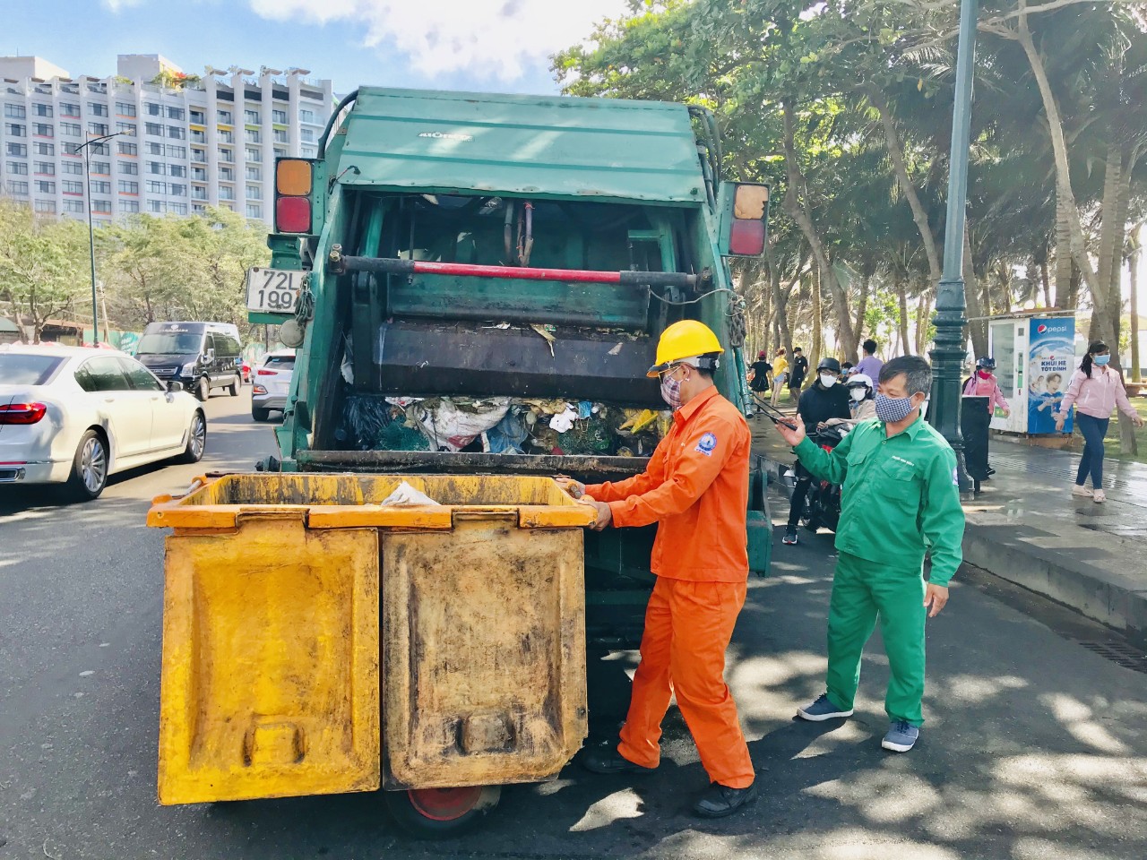 Người dân nên tranh thủ bỏ rác đúng nơi quy định trong ngày 30 Tết để xe của các đơn vị đô thị đến thu gom kịp thời, tránh tình trạng rác ứ đọng trong khu dân cư vào ngày đầu năm mới. Trong ảnh: Xe chuyên dụng của Công ty CP công trình đô thị Vũng Tàu thu gom rác trên đường Thuỳ Vân (TP. Vũng Tàu).