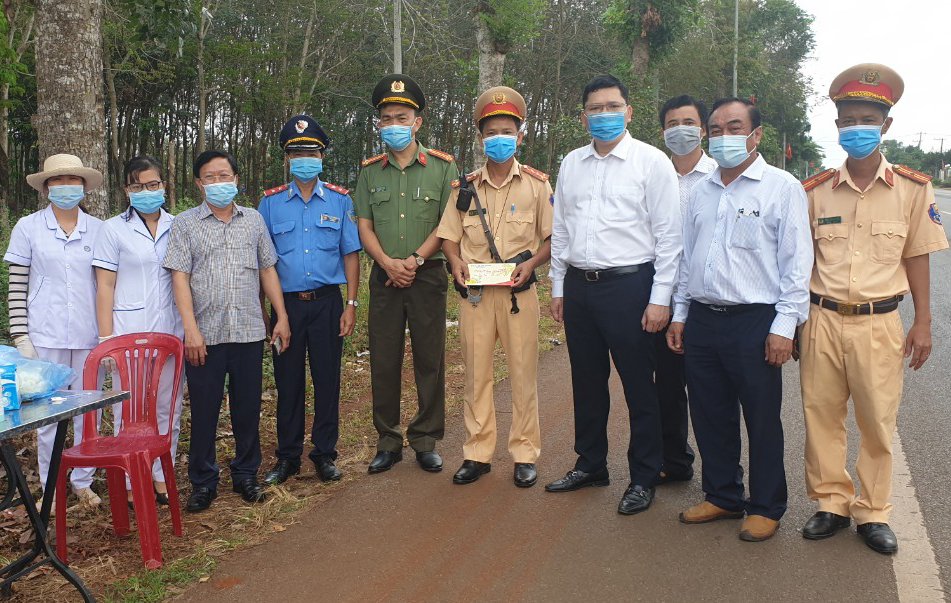  Ông Hoàng Nguyên Dinh, Chủ tịch UBND huyện (tđứng thứ 3 từ bên phải sang) trao tặng 10 triệu đồng tại chốt kiểm tra y tế QL56 (tiếp giáp với huyện Cầm Mỹ, tỉnh Đồng Nai).