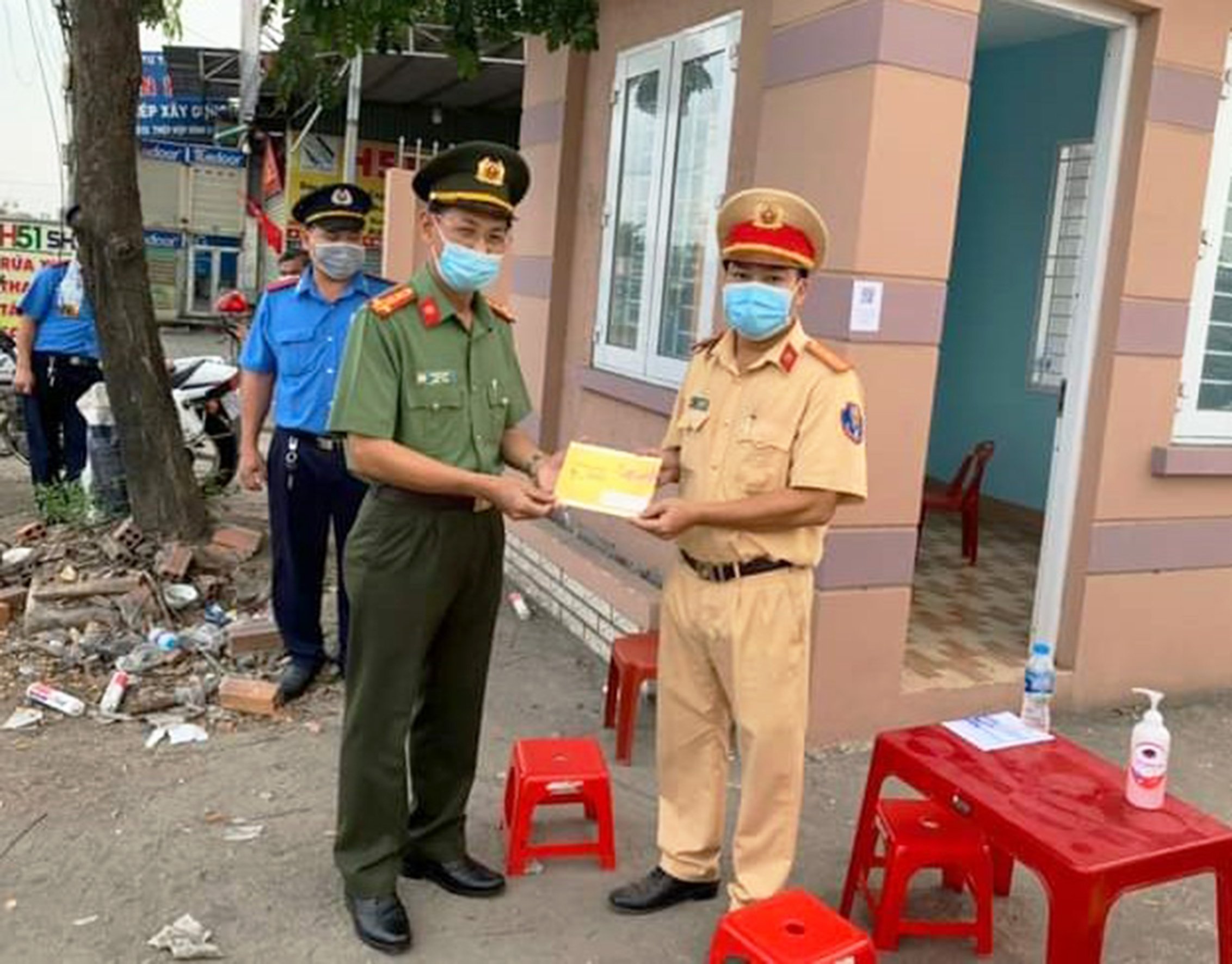 Đại tá Bùi Văn Thảo, Giám đốc Công an tỉnh thăm chúc Tết, động viên lực lượng đang làm nhiệm vụ tại chốt trên Quốc lộ 51.