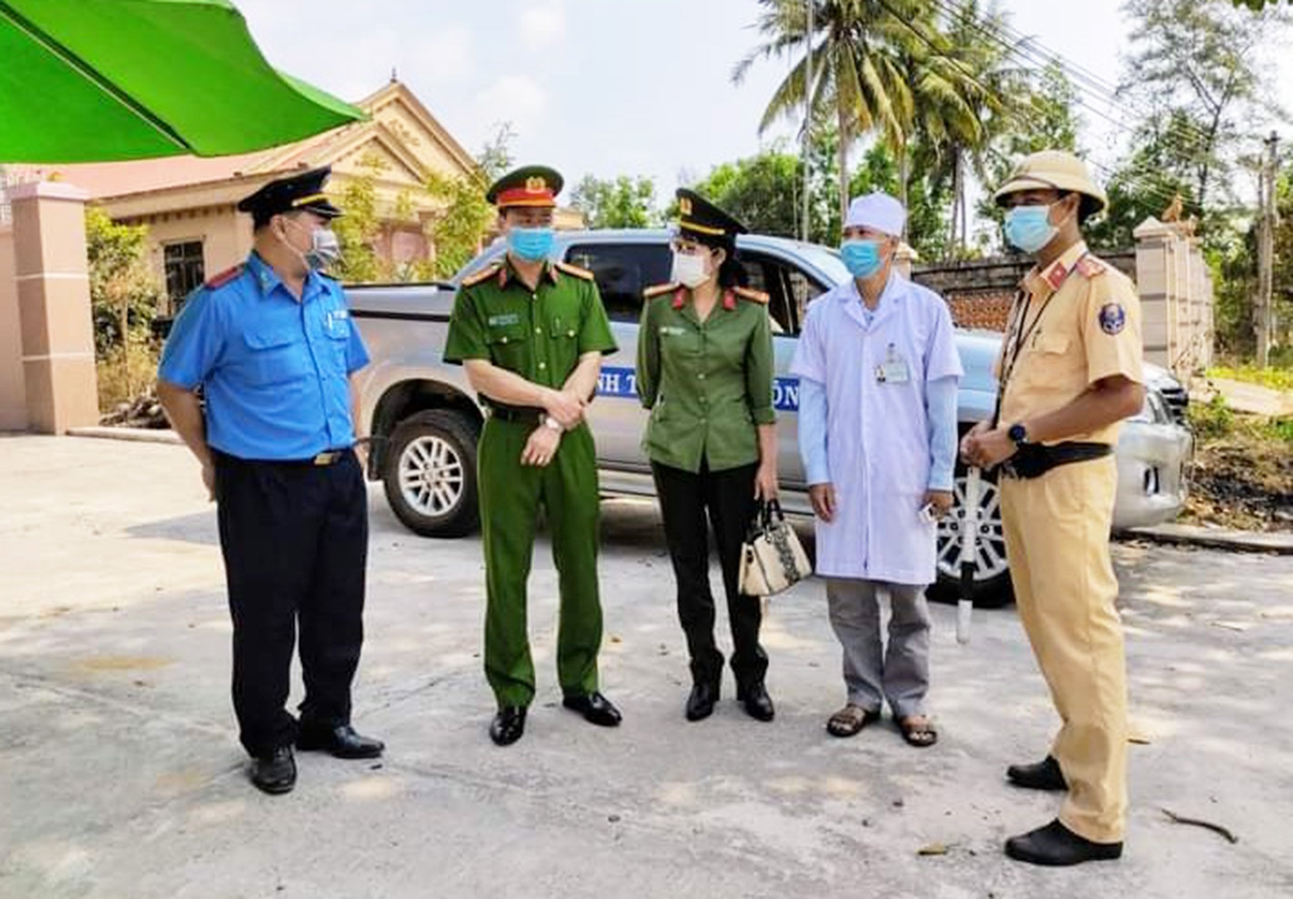 Đại tá Nguyễn Anh Hùng, Phó Giám đốc Công an tỉnh thăm chúc Tết, động viên lực lượng đang làm nhiệm vụ tại chốt trên Quốc lộ 55. 