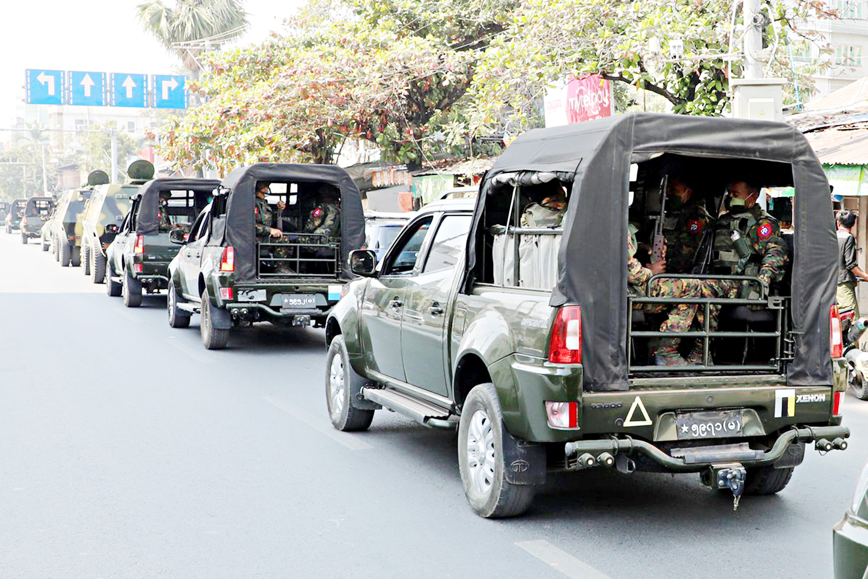 Xe quân sự tuần tra trên đường phố tại Mandalay (Myanmar), ngày 3/2. 