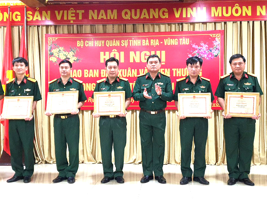 Đại tá Phạm Phú Ý, Ủy viên Ban Thường vụ Tỉnh ủy, Chỉ huy trưởng  Bộ CHQS tỉnh trao Giấy khen cho các cơ quan, đơn vị, địa phương đạt giải tại Hội thi trang trí bàn thờ Tết Tân Sửu 2021.