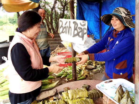 Bánh tét bắp là món ăn dân dã của địa phương, nay đã trở thành món ngon trên đường du lịch của du khách khi về địa phương Đất Đỏ.