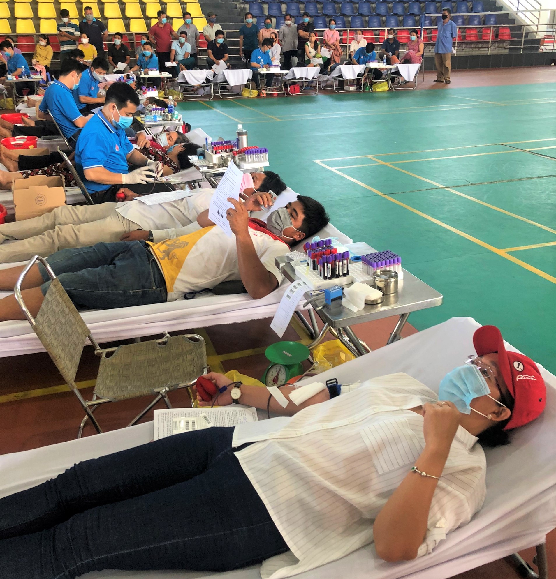 Người dân trên địa bàn huyện Đất Đỏ tham gia hiến máu tình nguyện sáng 3/2.