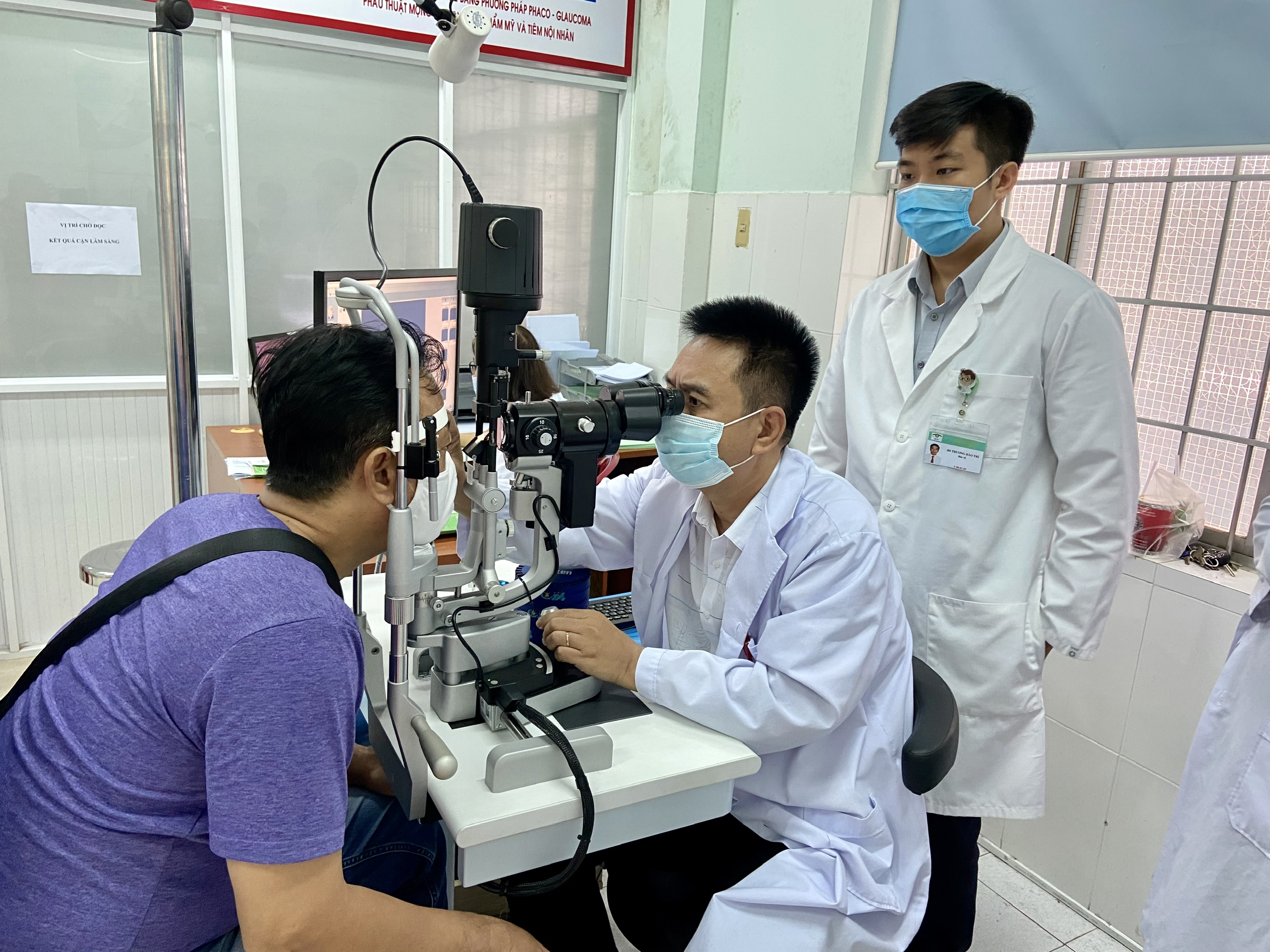 Bác sĩ Nguyễn Viết Giáp khám mắt cho người bệnh.