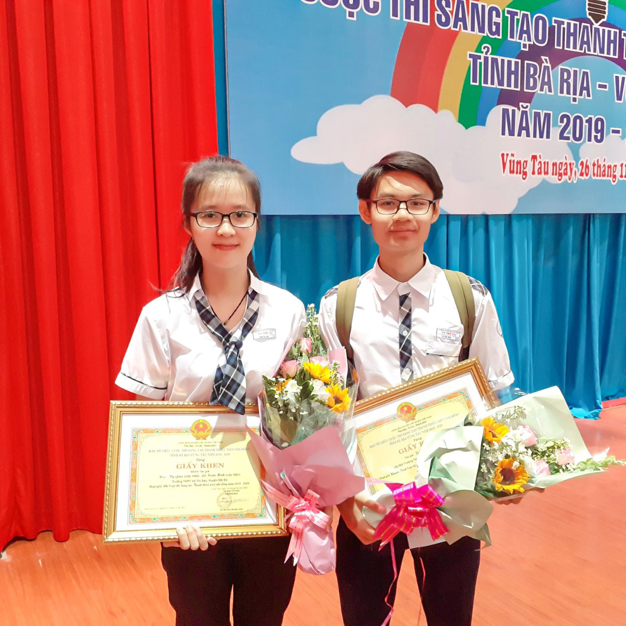 Đinh Thị Giàu và Lữ Xuân Minh lọt vào vòng chung kết chương trình “Tri thức trẻ vì giáo dục” năm 2020 do Trung ương Đoàn tổ chức với thiết kế “Bàn học chữ nổi đa năng dành cho HS khiếm thị”.