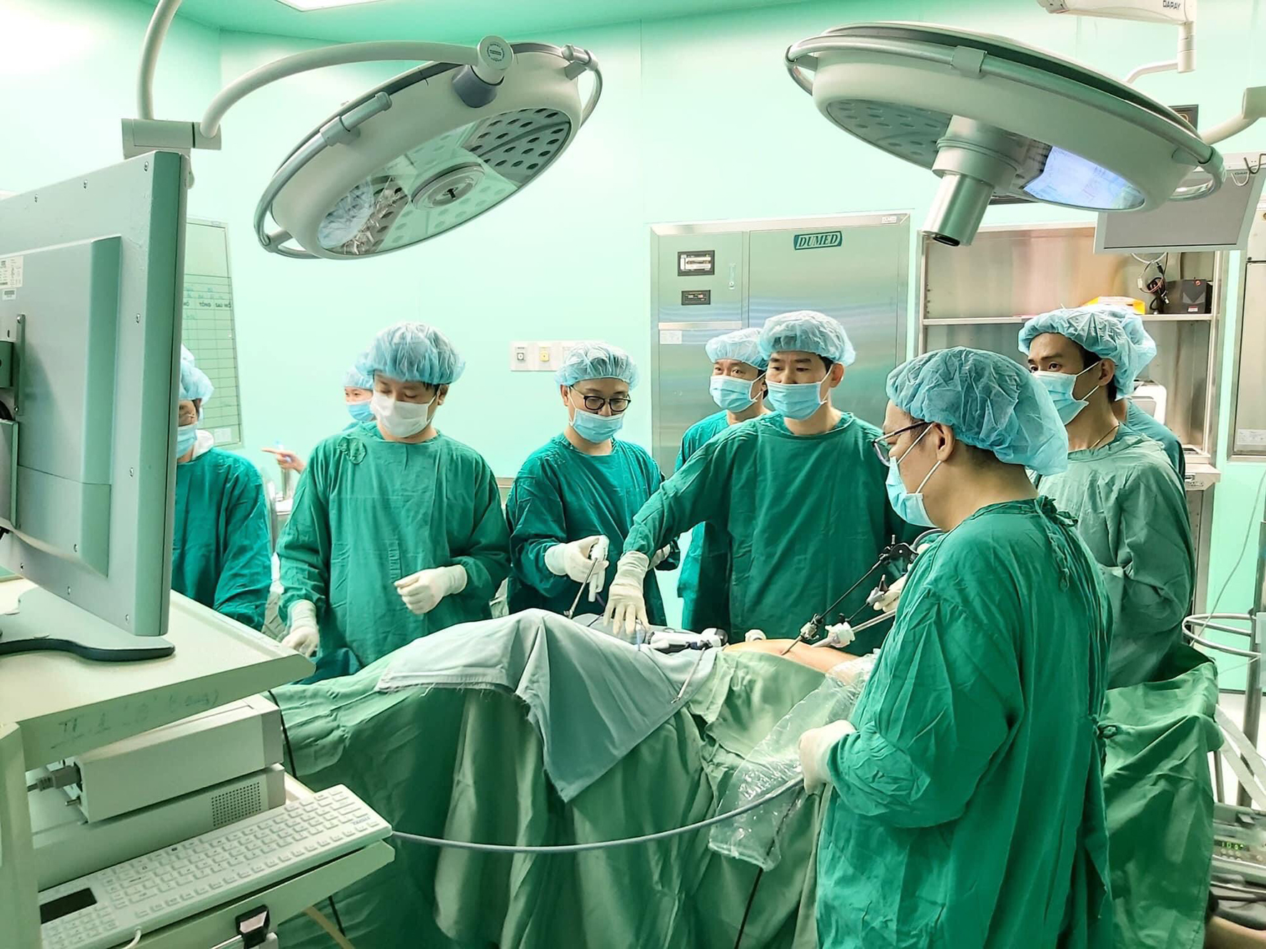 Các bác sĩ BV Bà Rịa thực hiện ca phẫu thuật cắt đại tràng qua nội soi, dưới sự chuyển giao, “cầm tay, chỉ việc” của bác sĩ BV Chợ Rẫy.