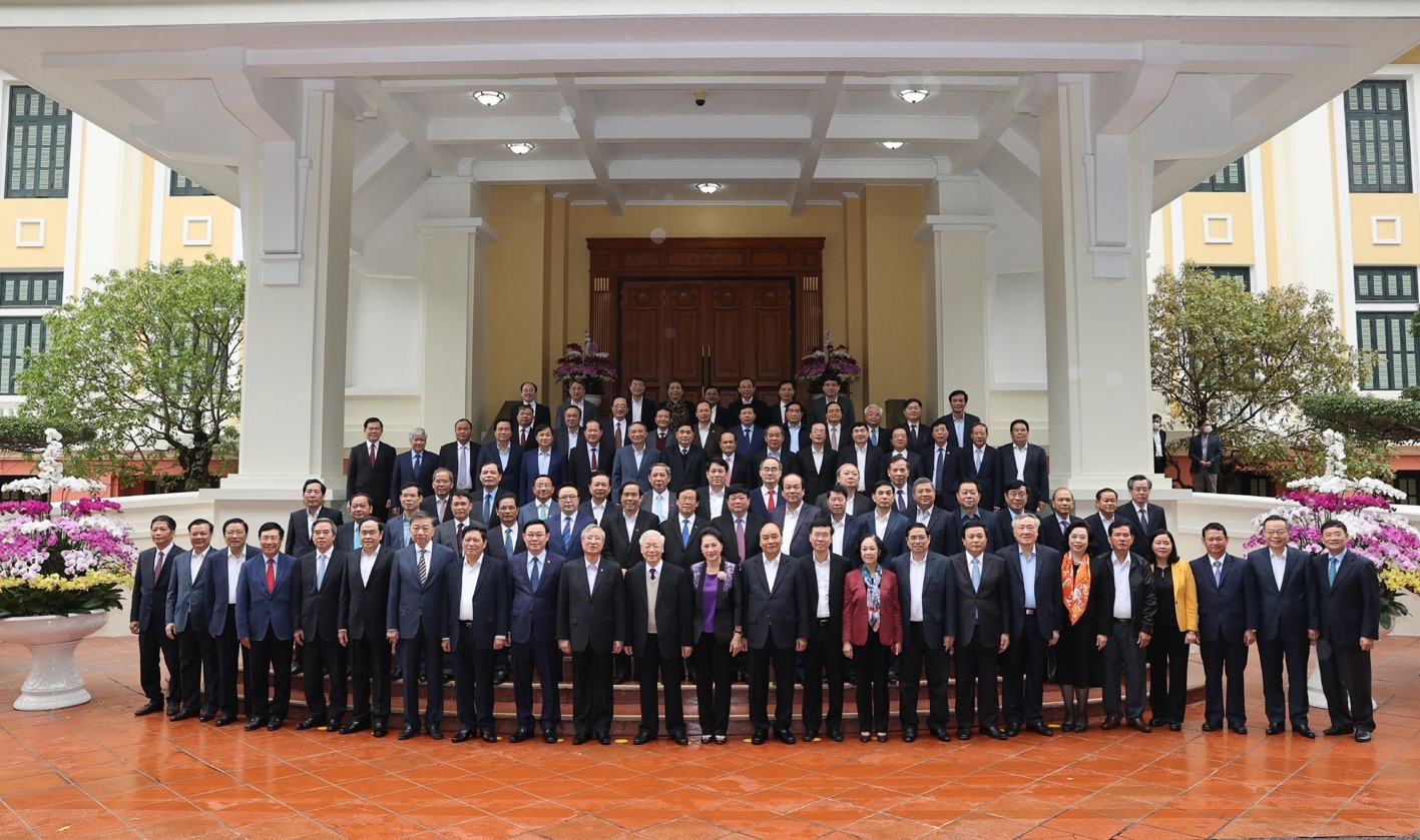 Tổng Bí thư, Chủ tịch nước Nguyễn Phú Trọng, Thủ tướng Nguyễn Xuân Phúc và Thường trực Ban Bí thư  Võ Văn Thưởng cùng các đồng chí lãnh đạo, nguyên lãnh đạo Đảng, Nhà nước tại buổi gặp mặt. Ảnh: TRÍ DŨNG