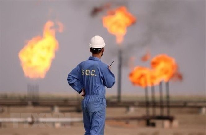 Công nhân làm việc tại một cơ sở khai thác dầu của Iran trên đảo Khark.