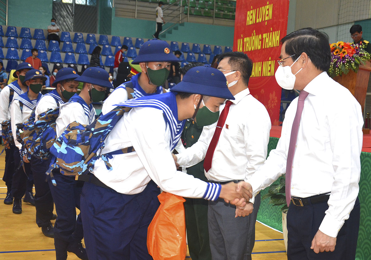 Ông Phạm Viết Thanh (bìa phải), Ủy viên Trung ương Đảng, Bí thư Tỉnh ủy bắt tay động viên chiến sĩ mới TP.Vũng Tàu lên đường nhập ngũ. Ảnh: MINH NHÂN.