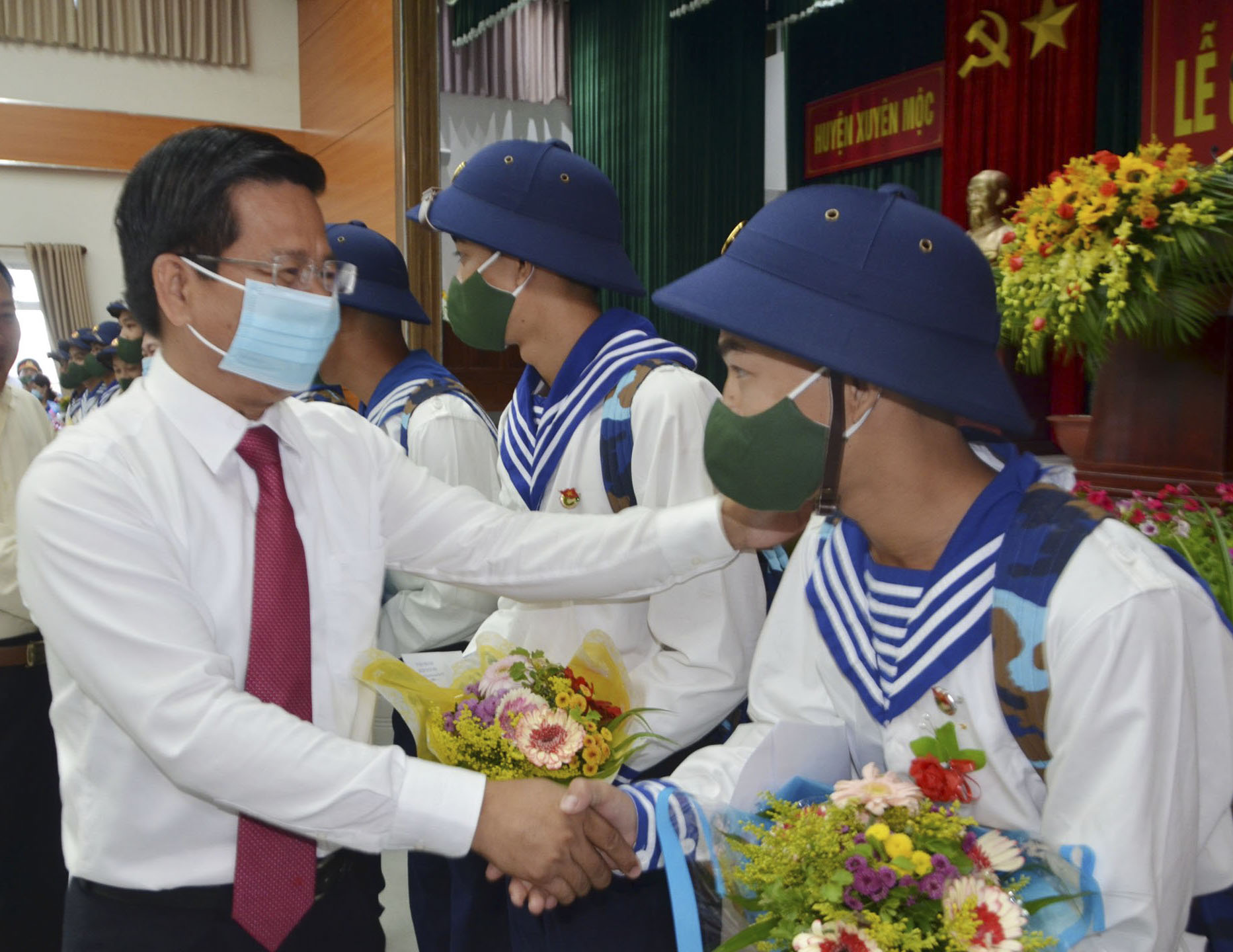 Ông Bùi Chí Thành, Ủy viên Ban Thường vụ Tỉnh ủy, Chủ tịch UBMTTQ Việt Nam tỉnh động viên chiến sĩ mới huyện Xuyên Mộc lên đường làm nhiệm vụ. Ảnh: MINH THANH.