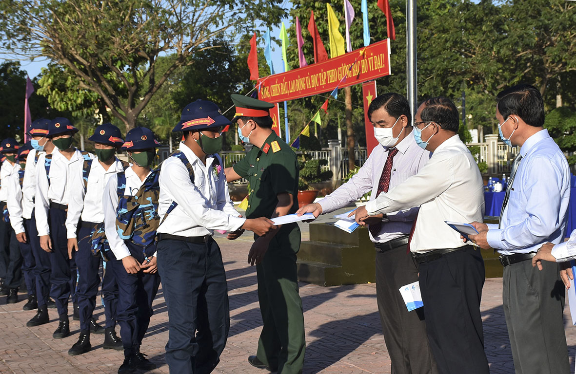 Lãnh đạo huyện Đất Đỏ tặng quà cho chiến sĩ mới. Ảnh: KIM HỒNG.