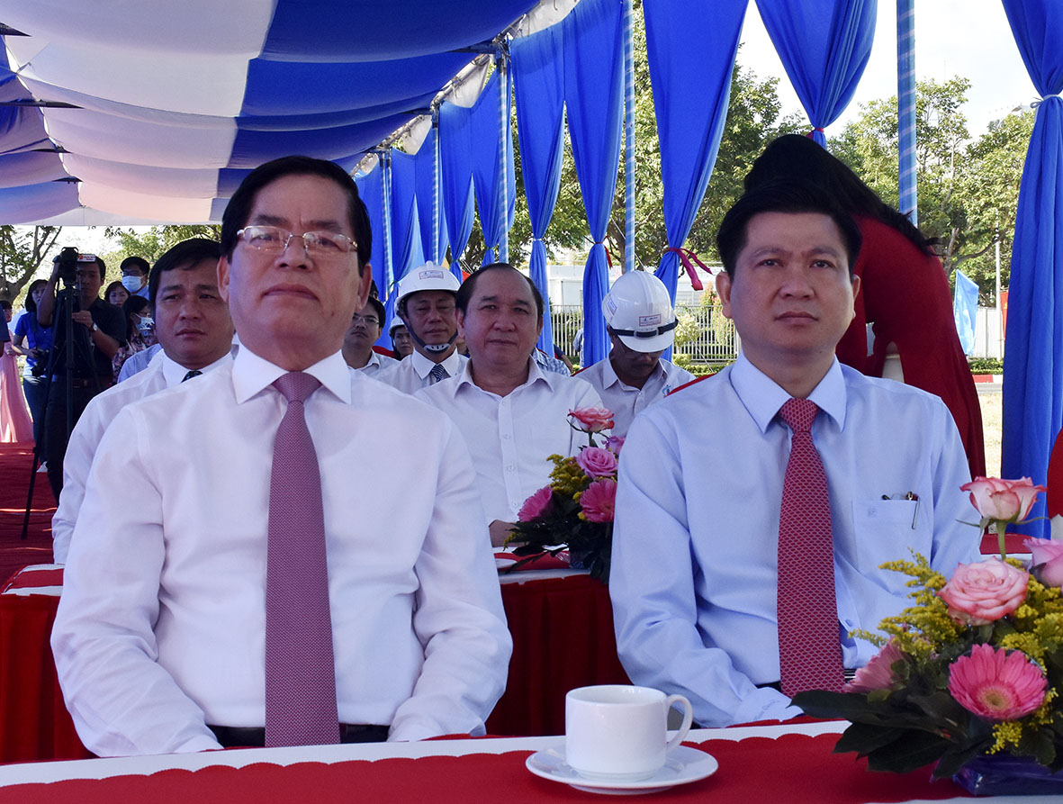 Ông Phạm Viết Thanh (bên trái), Ủy viên Trung ương Đảng, Bí thư Tỉnh ủy và ông Trần Văn Tuấn, Ủy viên Ban Thường vụ Tỉnh ủy, Phó Chủ tịch UBND tỉnh tham dự Lễ khởi công.