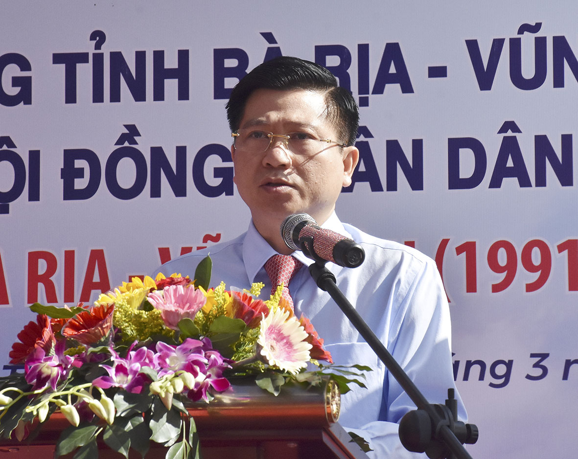 Ông Trần Văn Tuấn, Ủy viên Ban Thường vụ Tỉnh ủy, Phó Chủ tịch UBND tỉnh phát biểu tại Lễ khởi công.