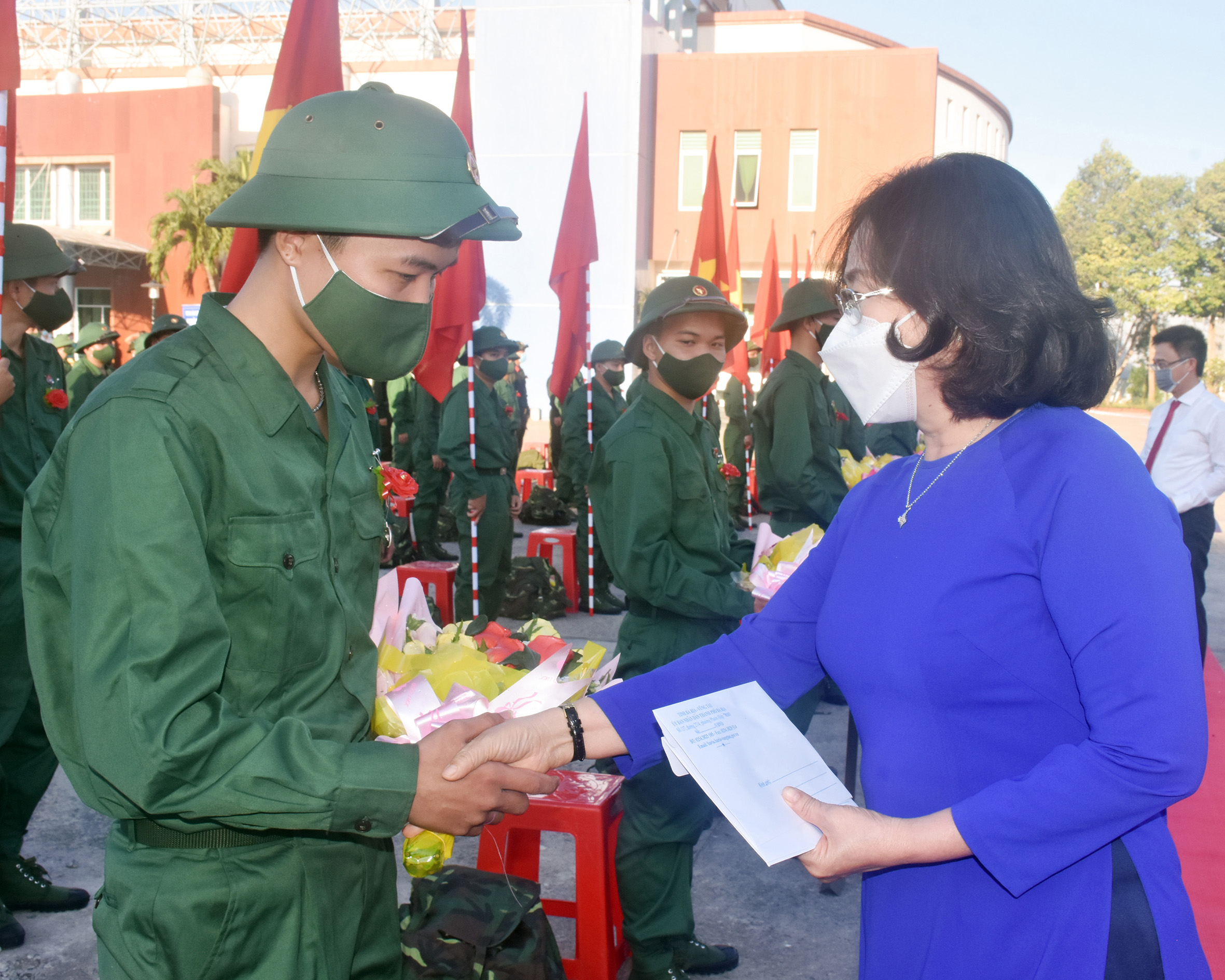 Bà Nguyễn Thị Yến, Phó Bí thư Thường trực Tỉnh ủy, Trưởng Đoàn ĐBQH tỉnh tặng quà tân binh TP.Bà Rịa. Ảnh: TRÚC GIANG