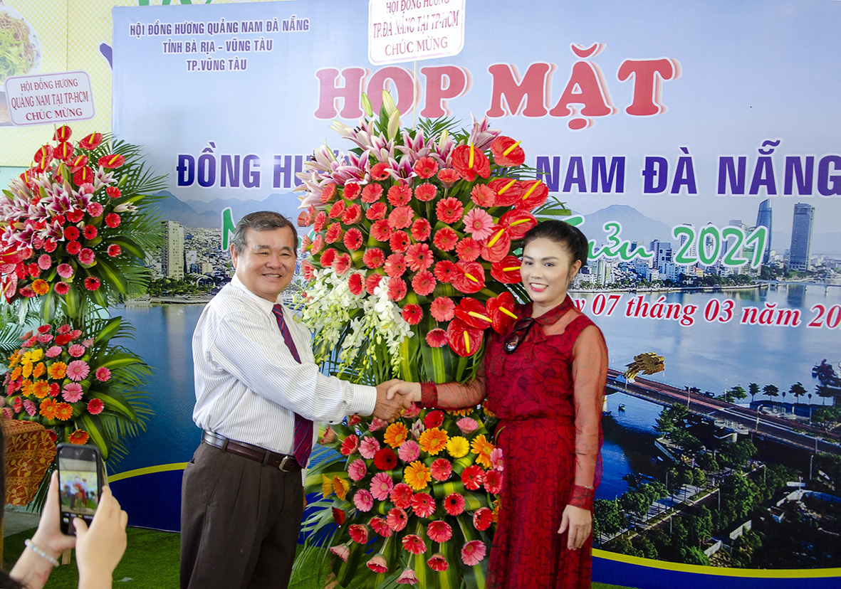 Đại diện Hội Đồng hương TP. Đà Nẵng tại TP. Hồ Chí Minh (bên phải) tặng lẵng hoa chúc mừng họp mặt