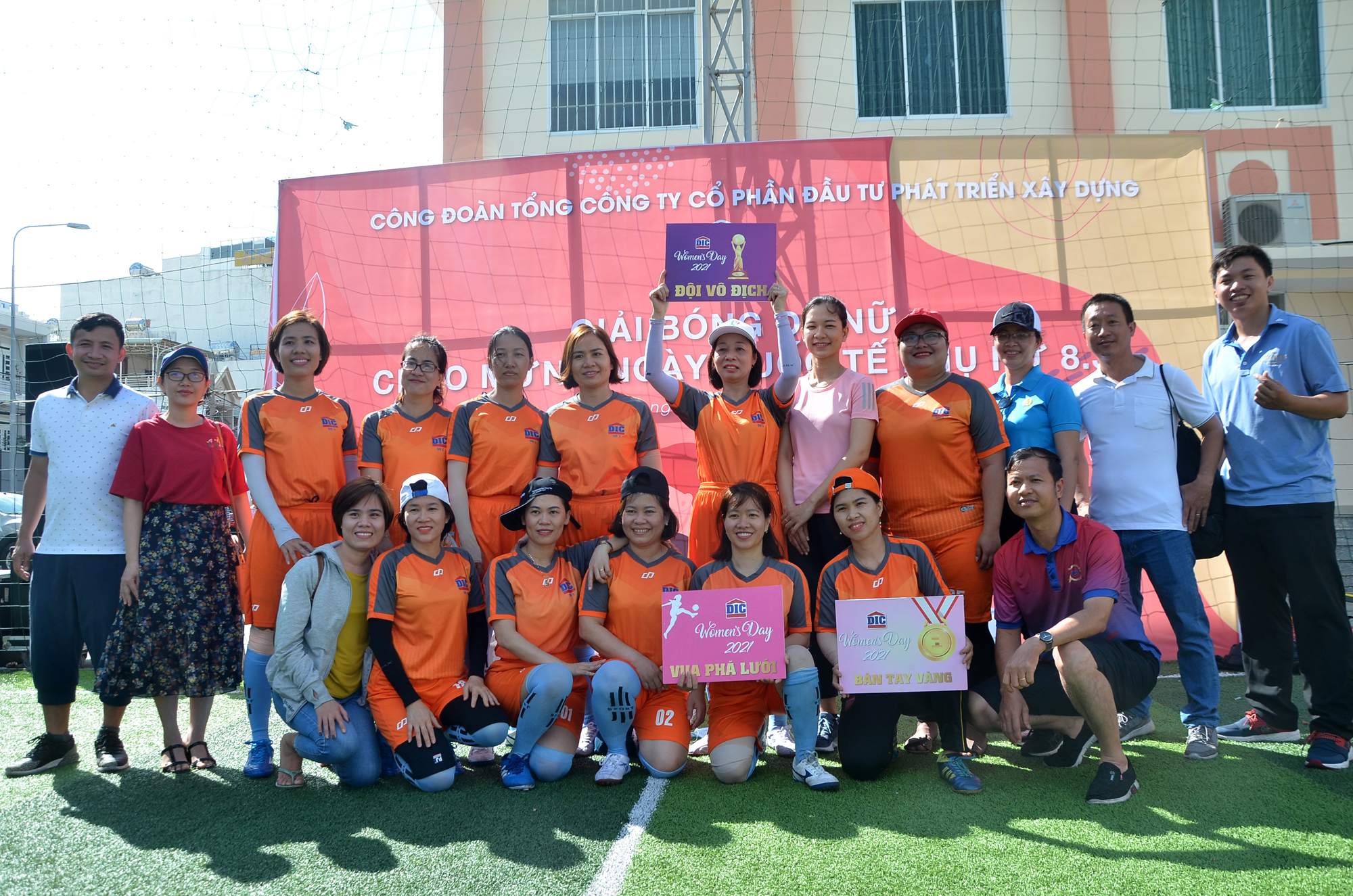 Đội DIC số 1 giành giải vô địch bóng đá nữ DIC Corp mừng ngày 8/3.