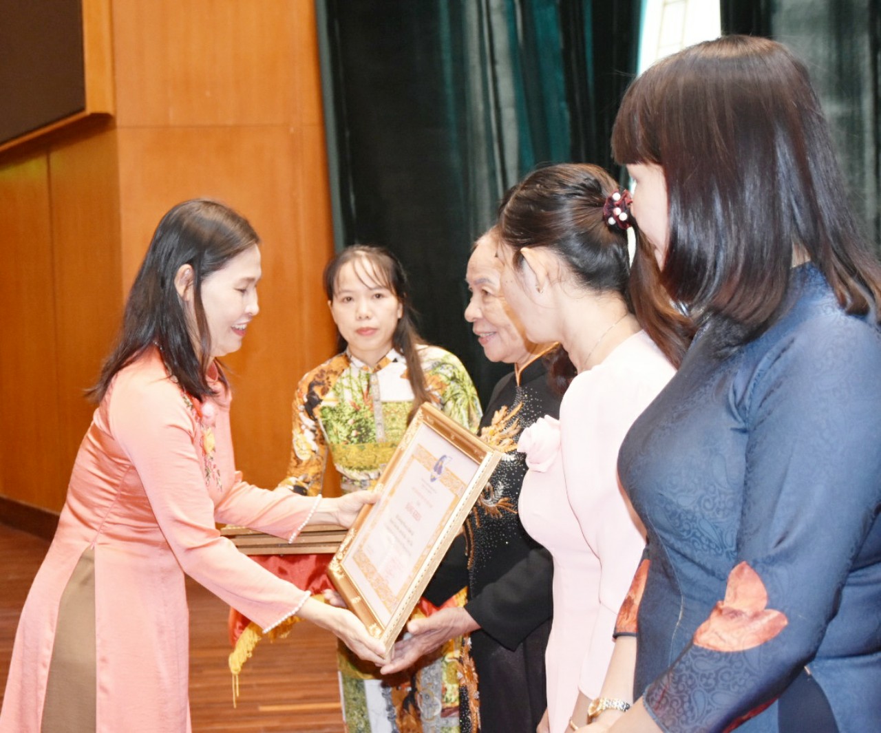 Bà Lê Thị Kim Thu, Chủ tịch Hội LHNP tỉnh trao khen thưởng  cho các cán bộ hội có thành tích xuất sắc trong công tác năm 2020.