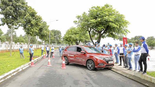 Học viên thực hành kỹ năng.