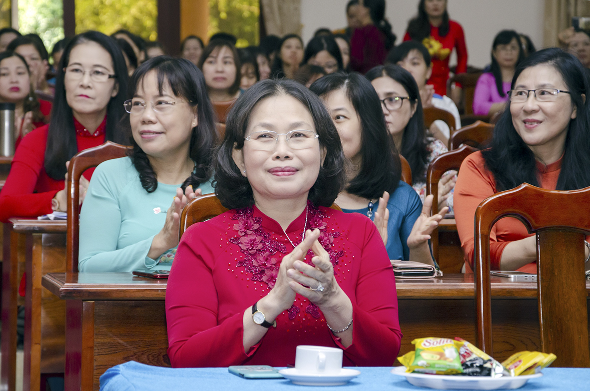 Bà Nguyễn Thị Yến, Phó Bí thư Thường trực Tỉnh ủy, Trưởng Đoàn ĐBQH tỉnh cùng các nữ cán bộ, CNCVC các sở, ngành, địa phương, đơn vị trên địa bàn tỉnh tham dự họp mặt.