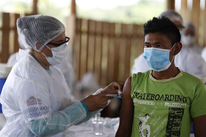 Nhân viên y tế tiêm vaccine phòng COVID-19 cho người dân tại TP.Sao Gabriel da Cachoeira, bang Amazonas, Brazil, ngày 3/3.