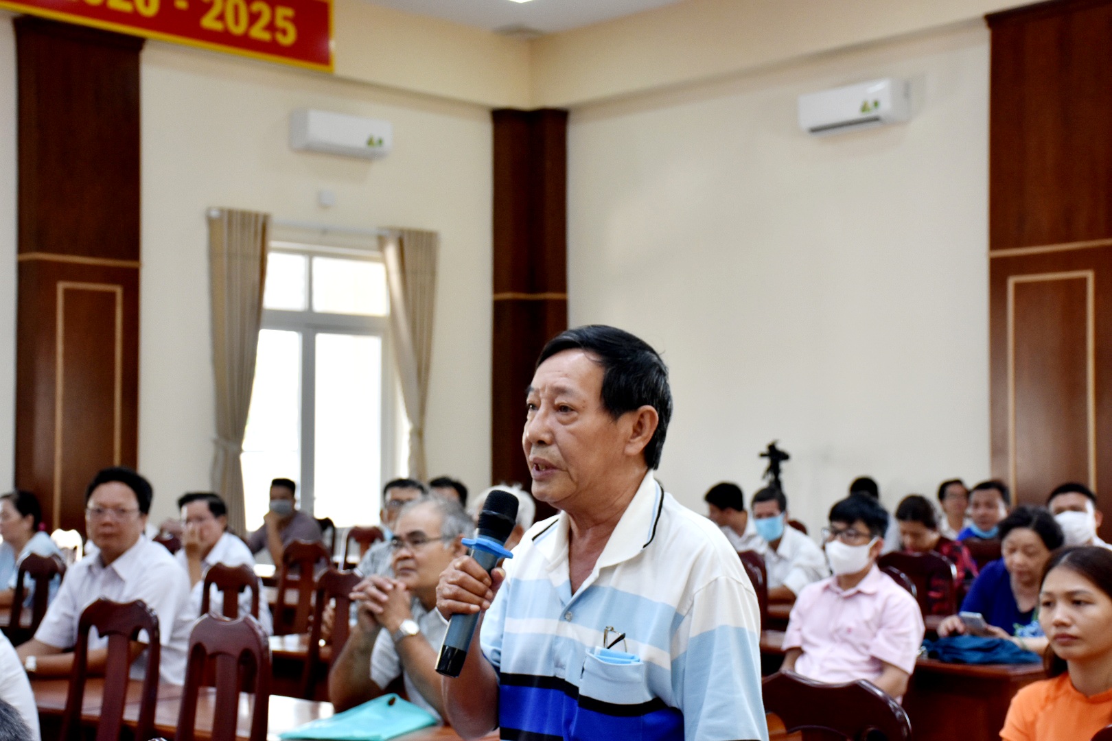 Cử tri Võ Văn Hoàng, phường Phước Trung phát biểu ý kiến tại buổi tiếp xúc cử tri.